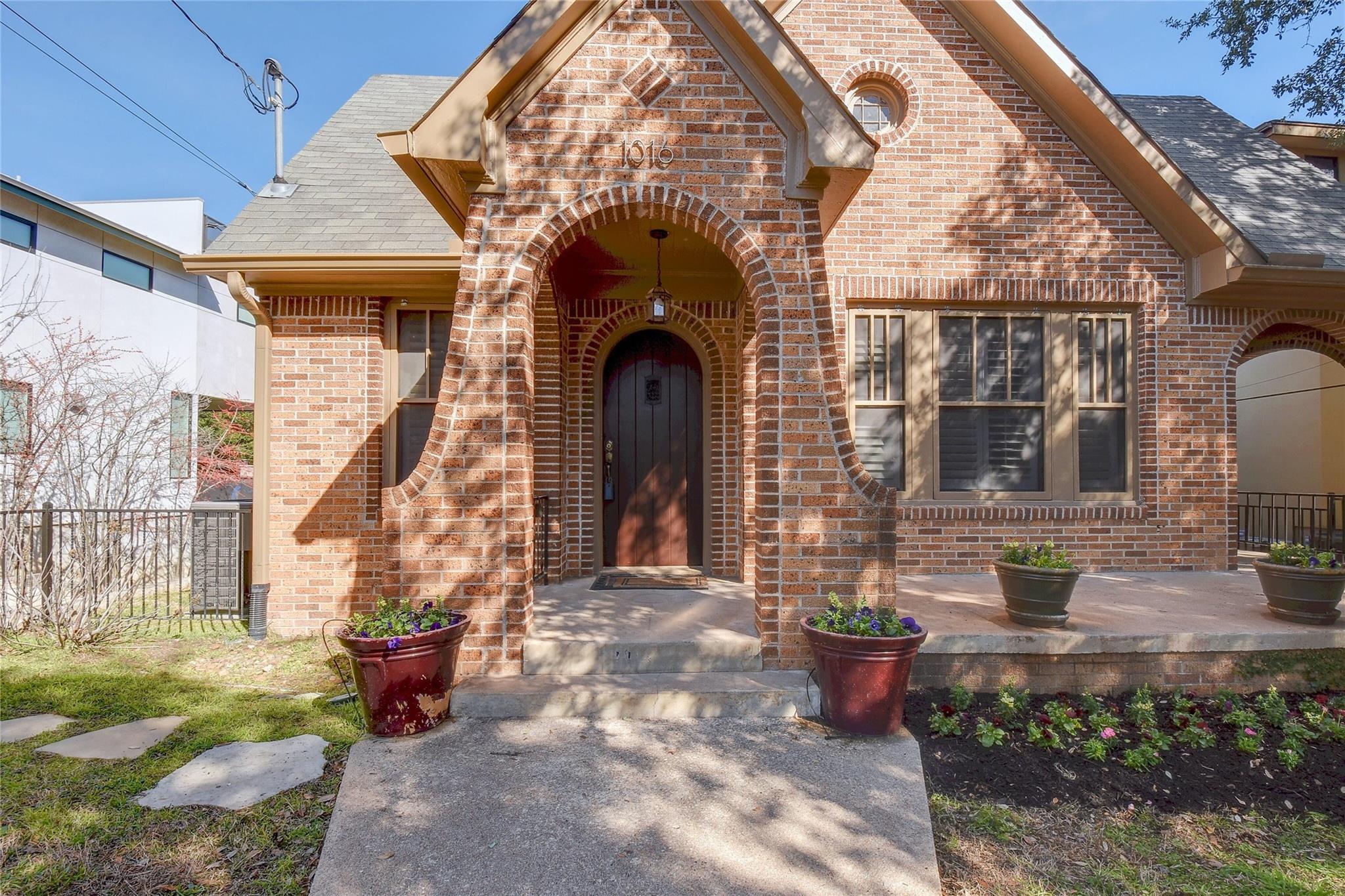 1016 Harwood Pl Property Photo 1