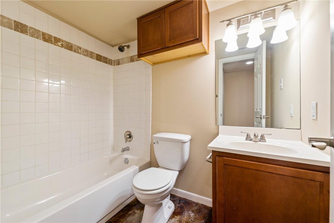 301 W 38th St 208 Property Photo 14