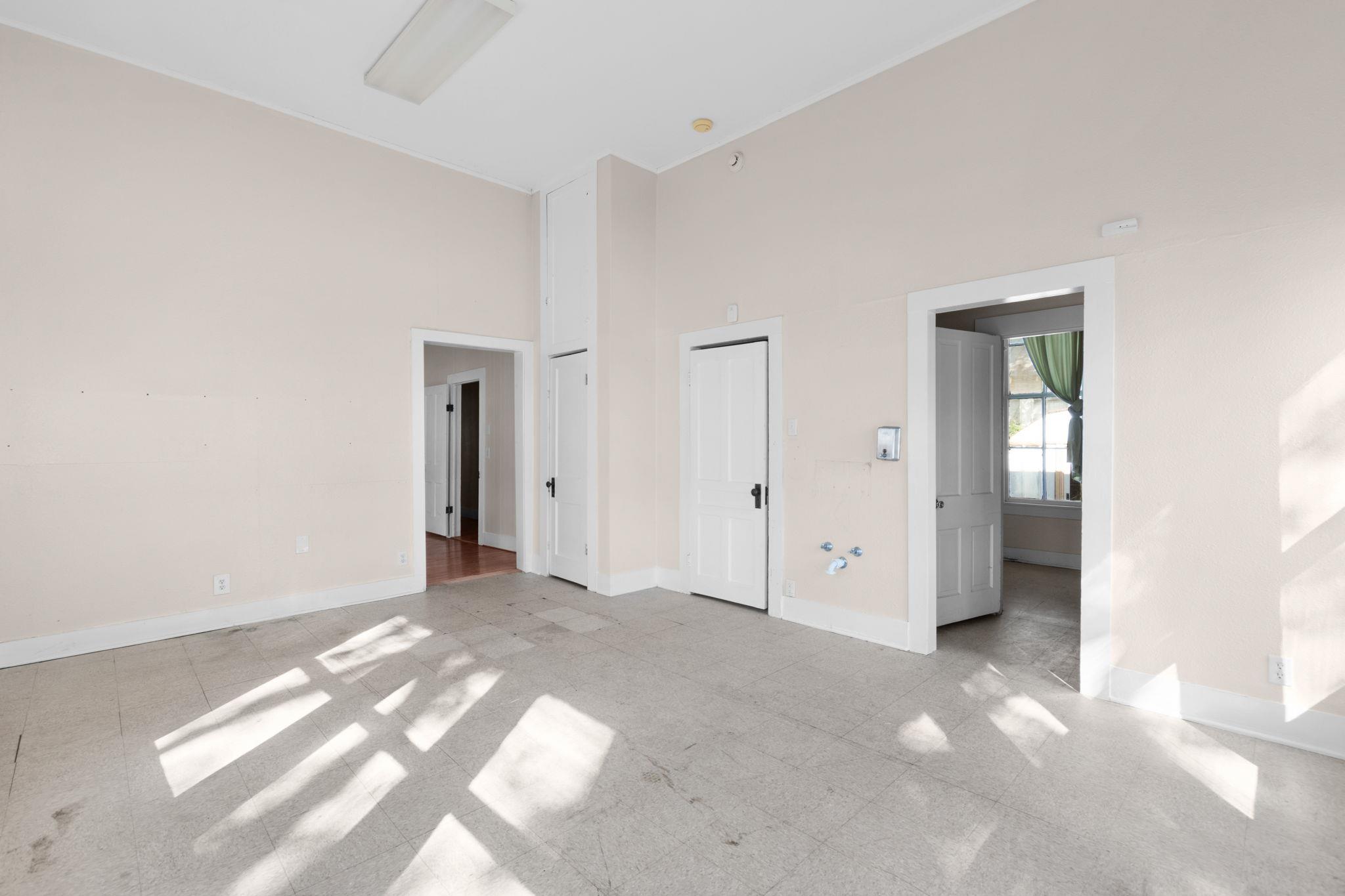 107 W 5th St Property Photo 11