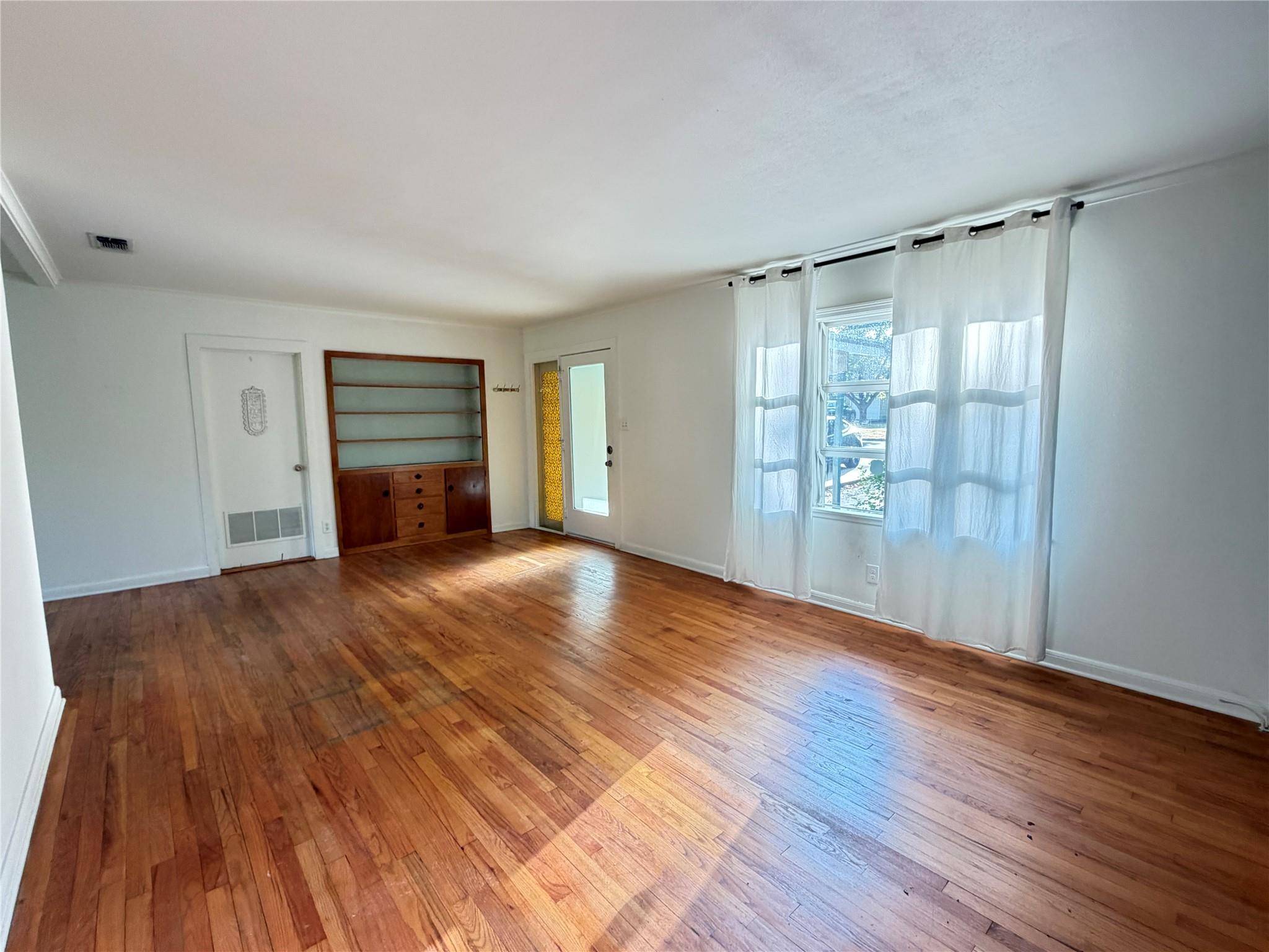 6004 Woodview Ave Property Photo 10