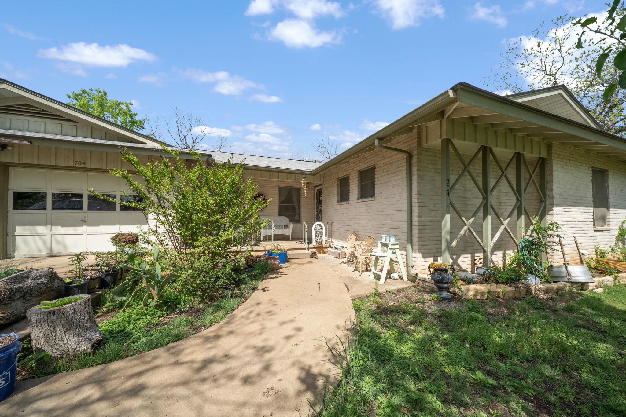 704 6th St Property Photo 1