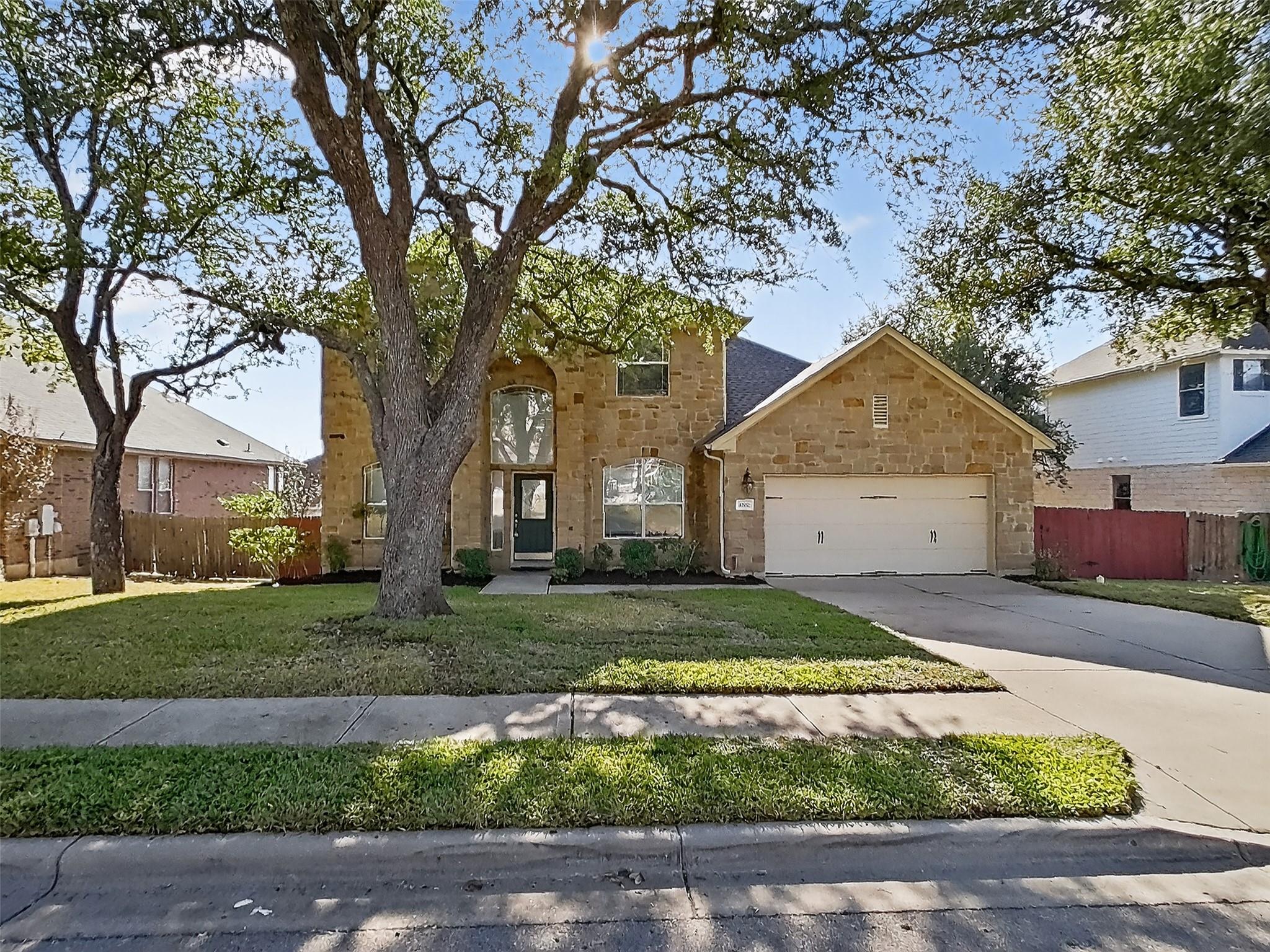 1002 Sedalia St Property Photo 1