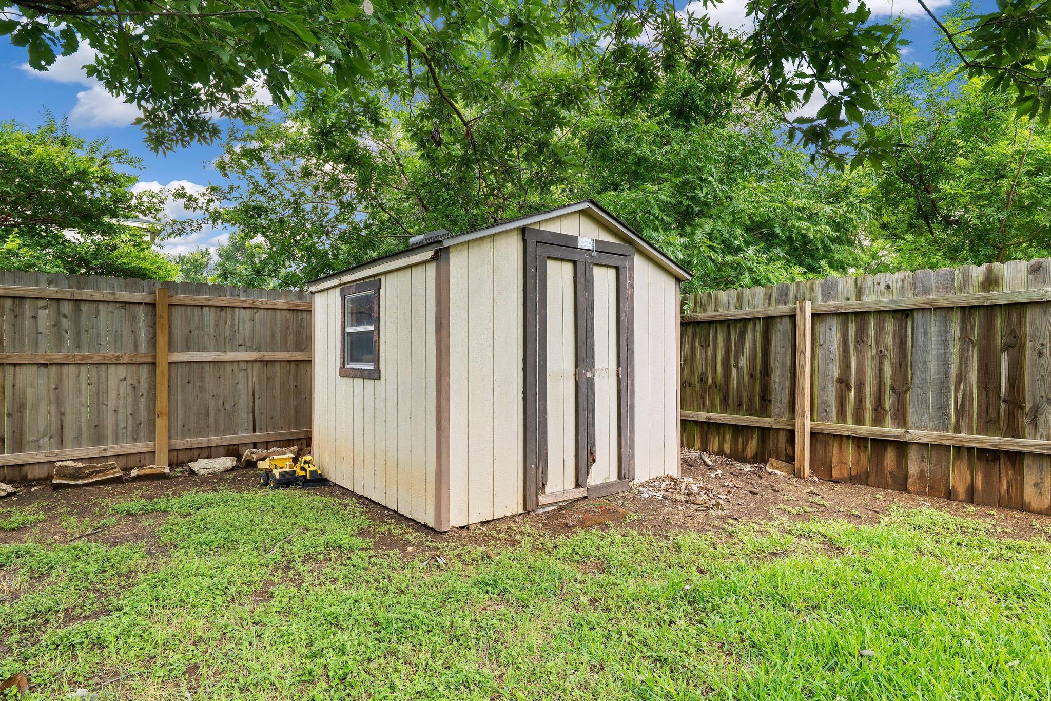 703 Sparkling Brook Ln Property Photo 34
