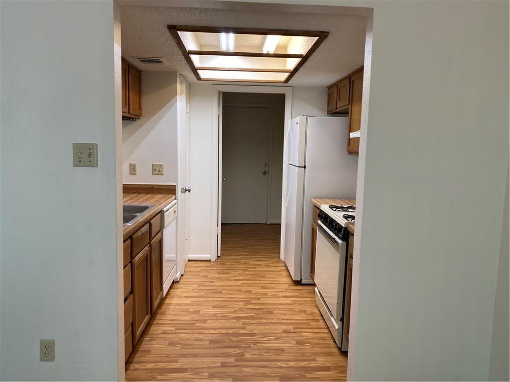 9004 Sedgemoor Trl #b Property Photo 6