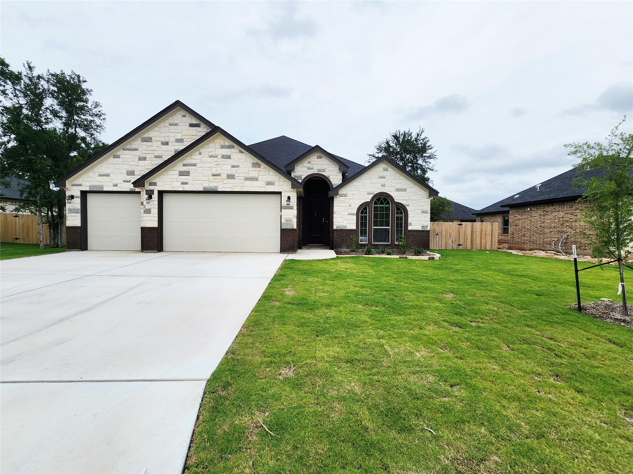 806 Eagle Heights Dr Property Photo 1