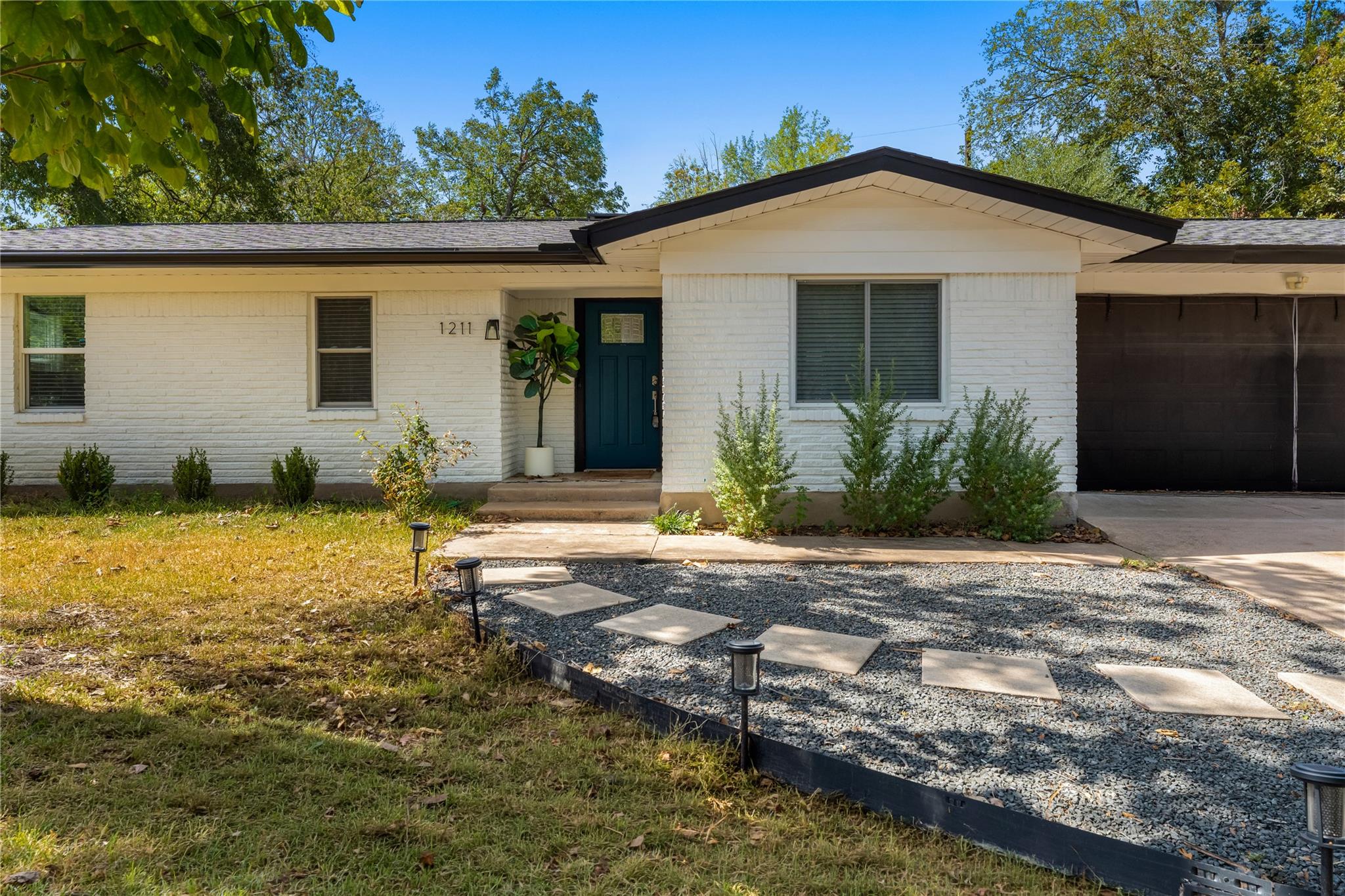 1211 Sahara Ave Property Photo 1