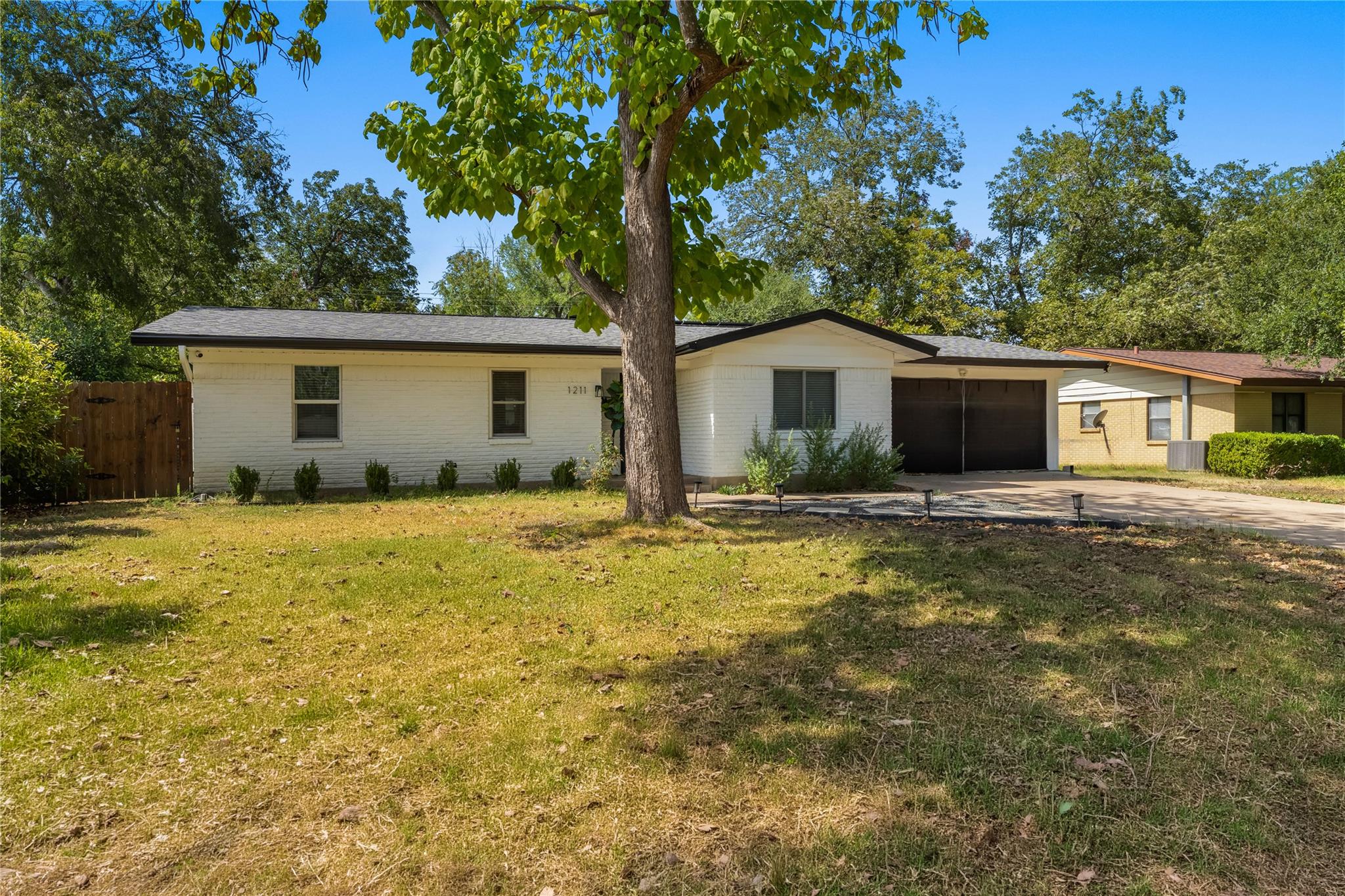 1211 Sahara Ave Property Photo 2