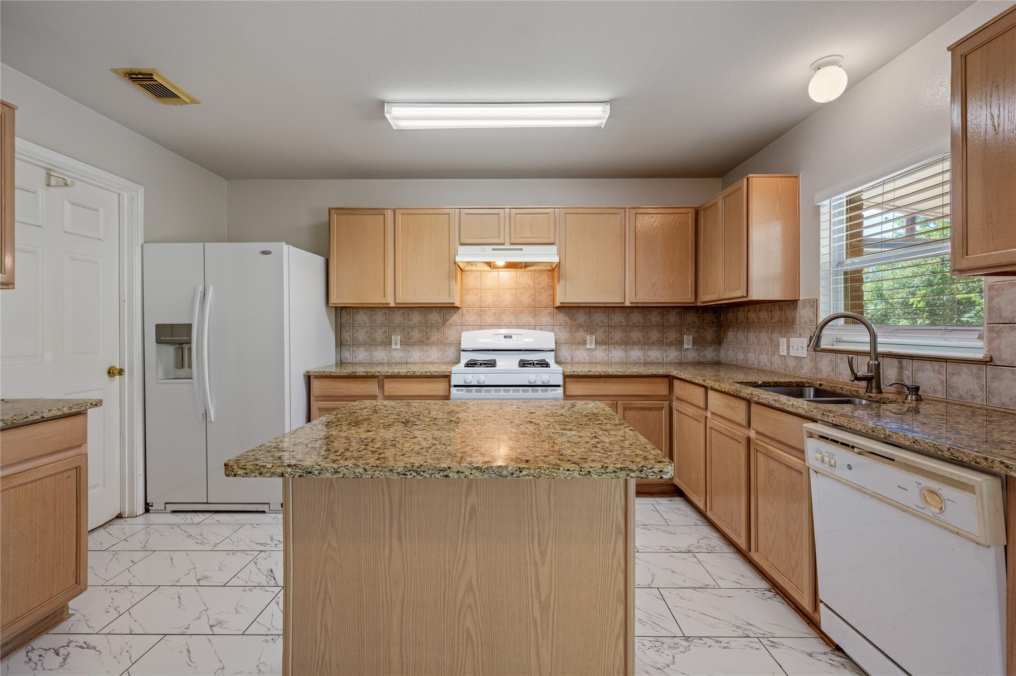 14716 Lantern Ln Property Photo 7