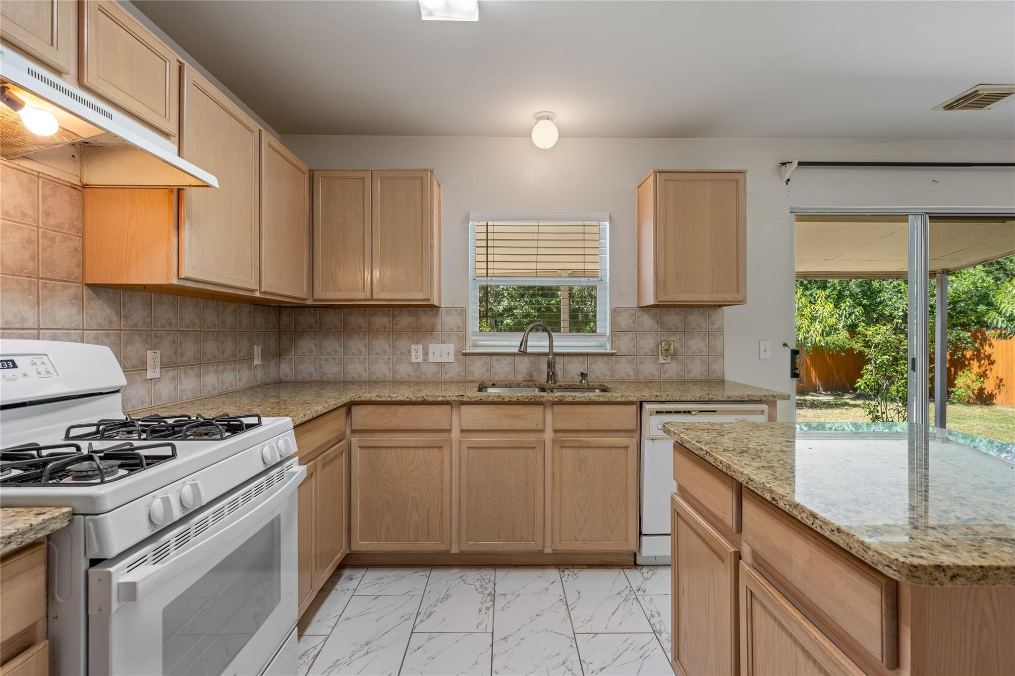 14716 Lantern Ln Property Photo 8