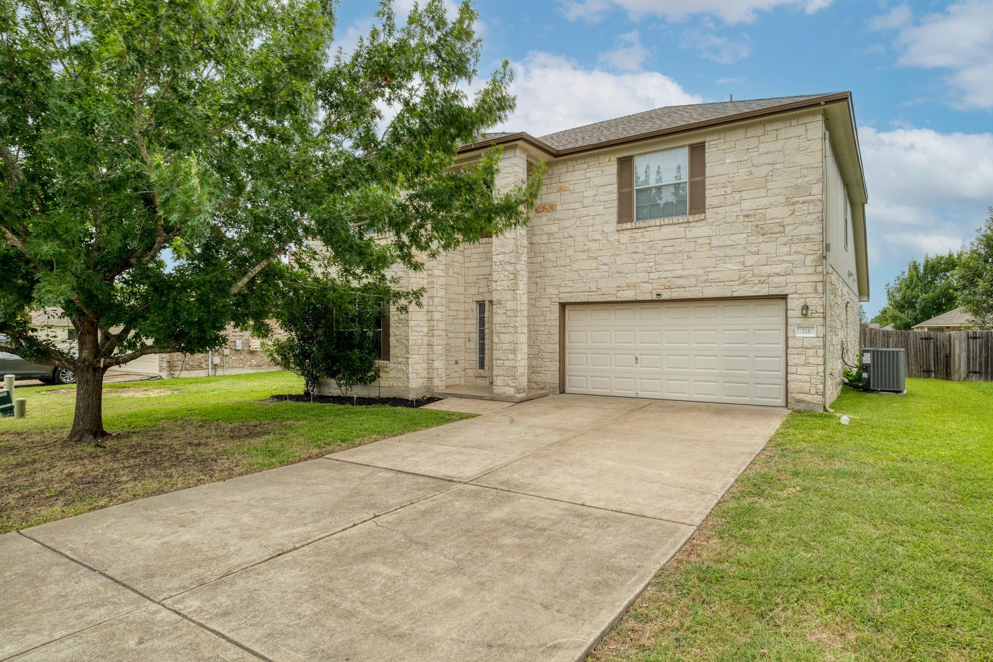 211 Hanstrom Dr Property Photo 2