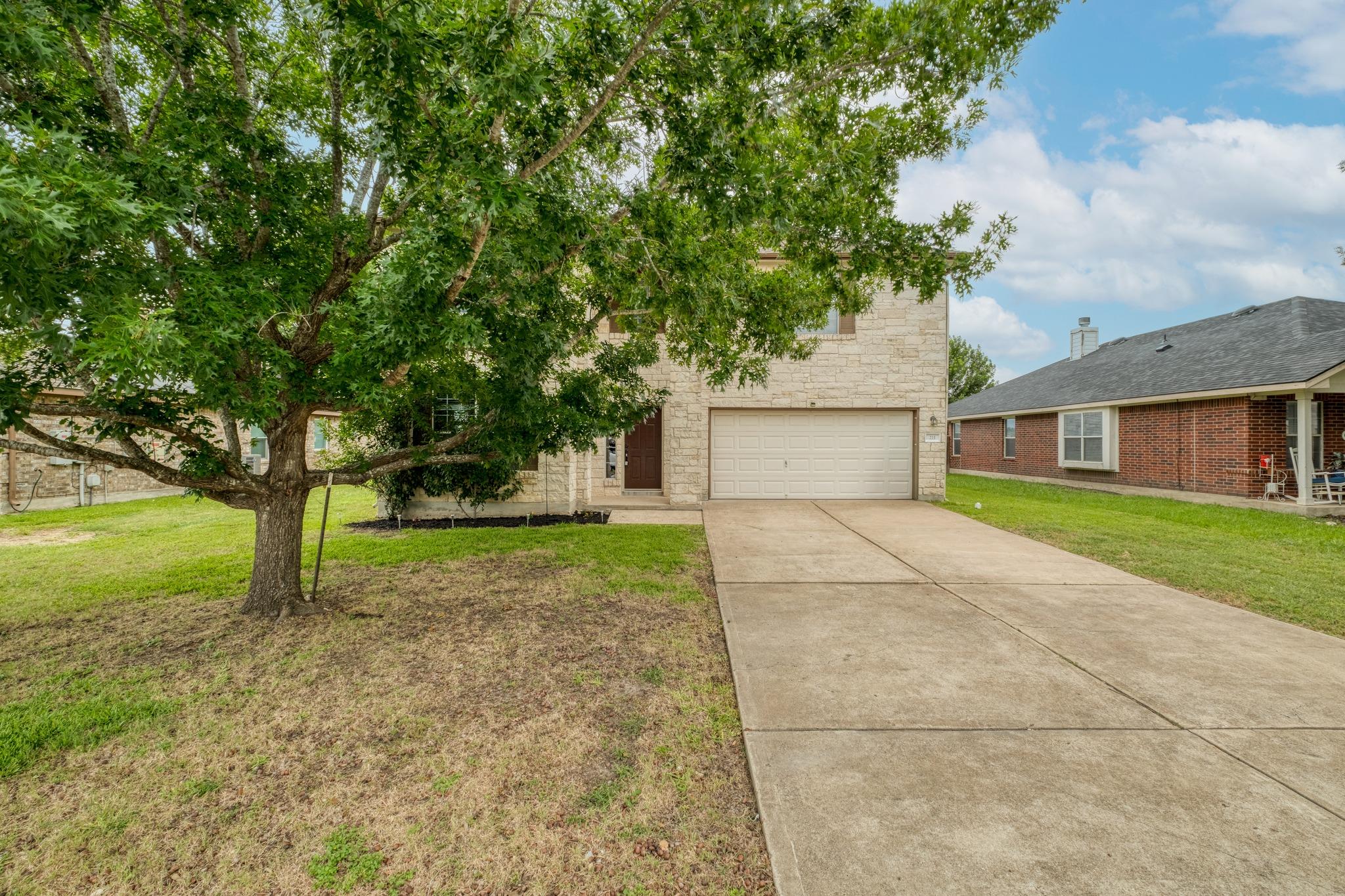 211 Hanstrom Dr Property Photo 3