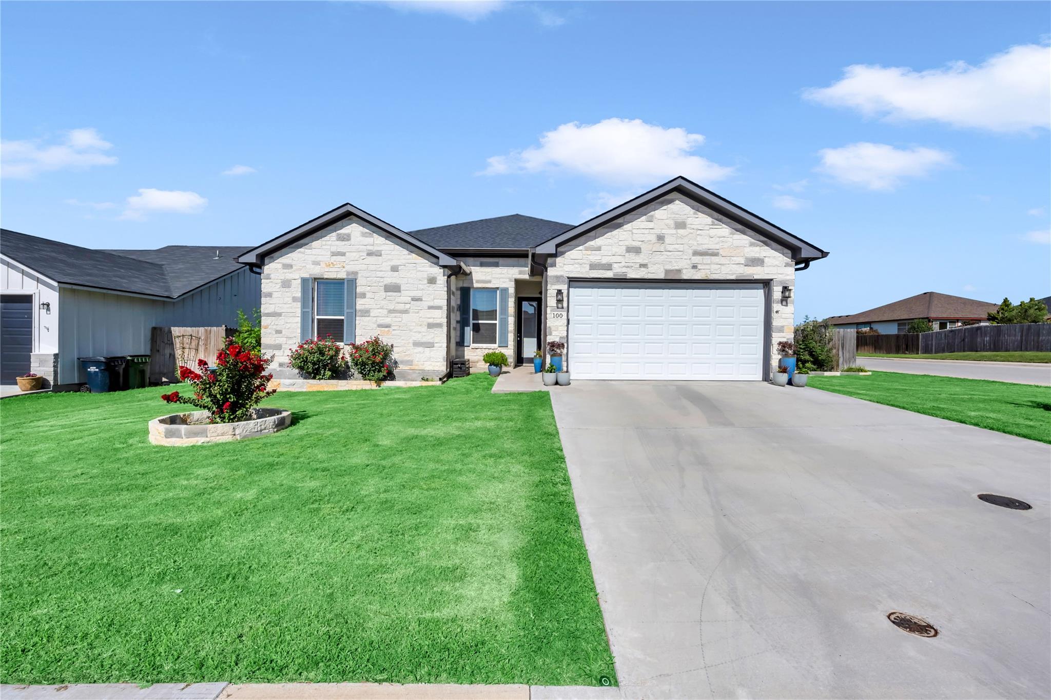 100 S Thomas Cv Property Photo 2