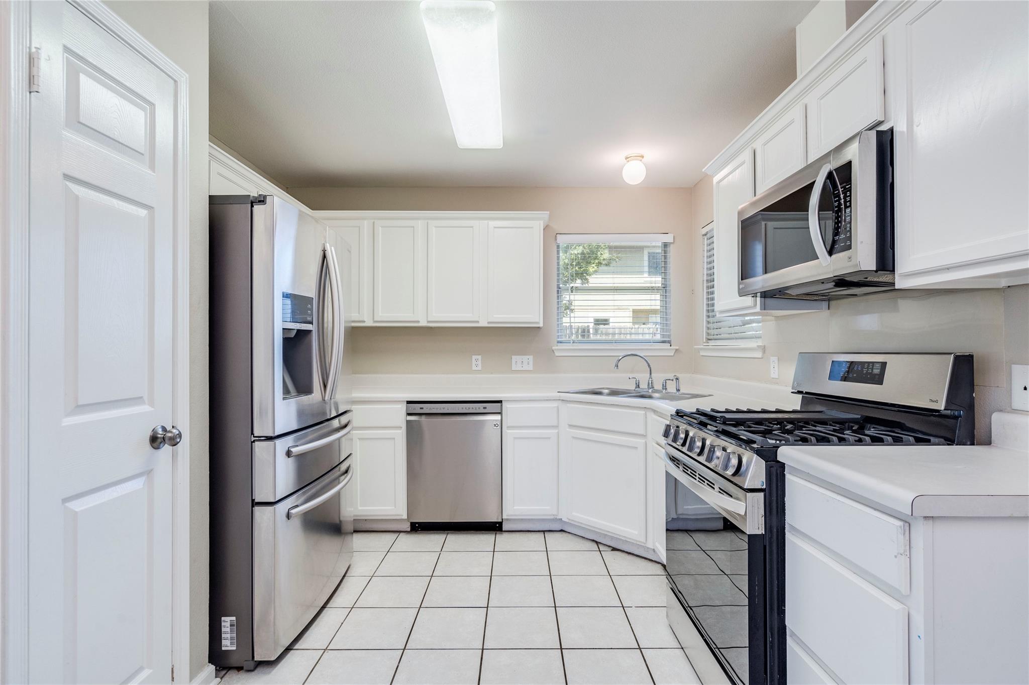 913 Jasmine Trl Property Photo 2