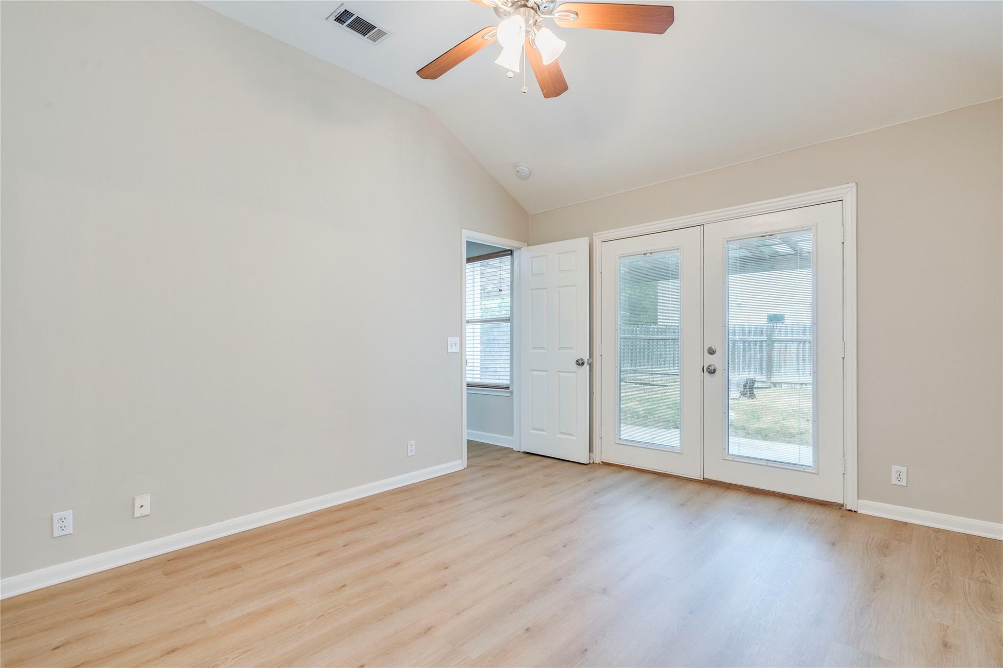 913 Jasmine Trl Property Photo 11