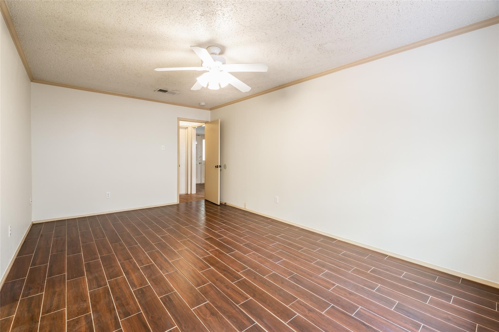 1006 Silbury Dr Property Photo 4