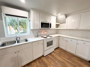 1050 1050 Fm 970 None #102 Property Photo 3