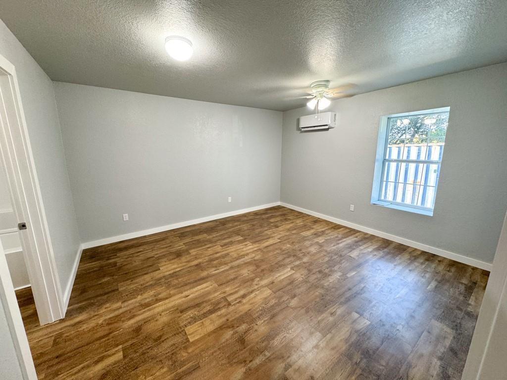1050 1050 Fm 970 None #102 Property Photo 6