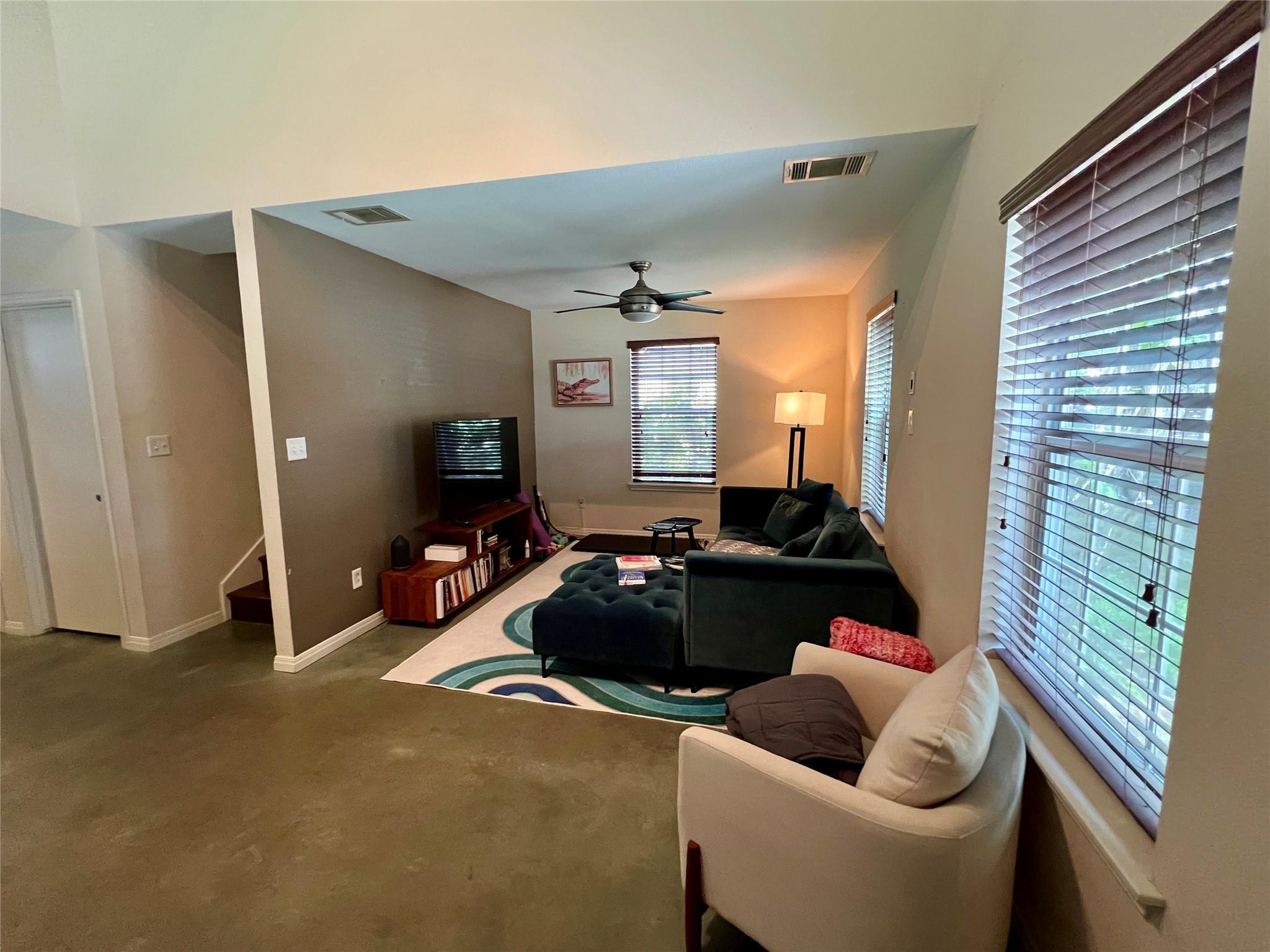 2409 Santa Rosa St Property Photo 8