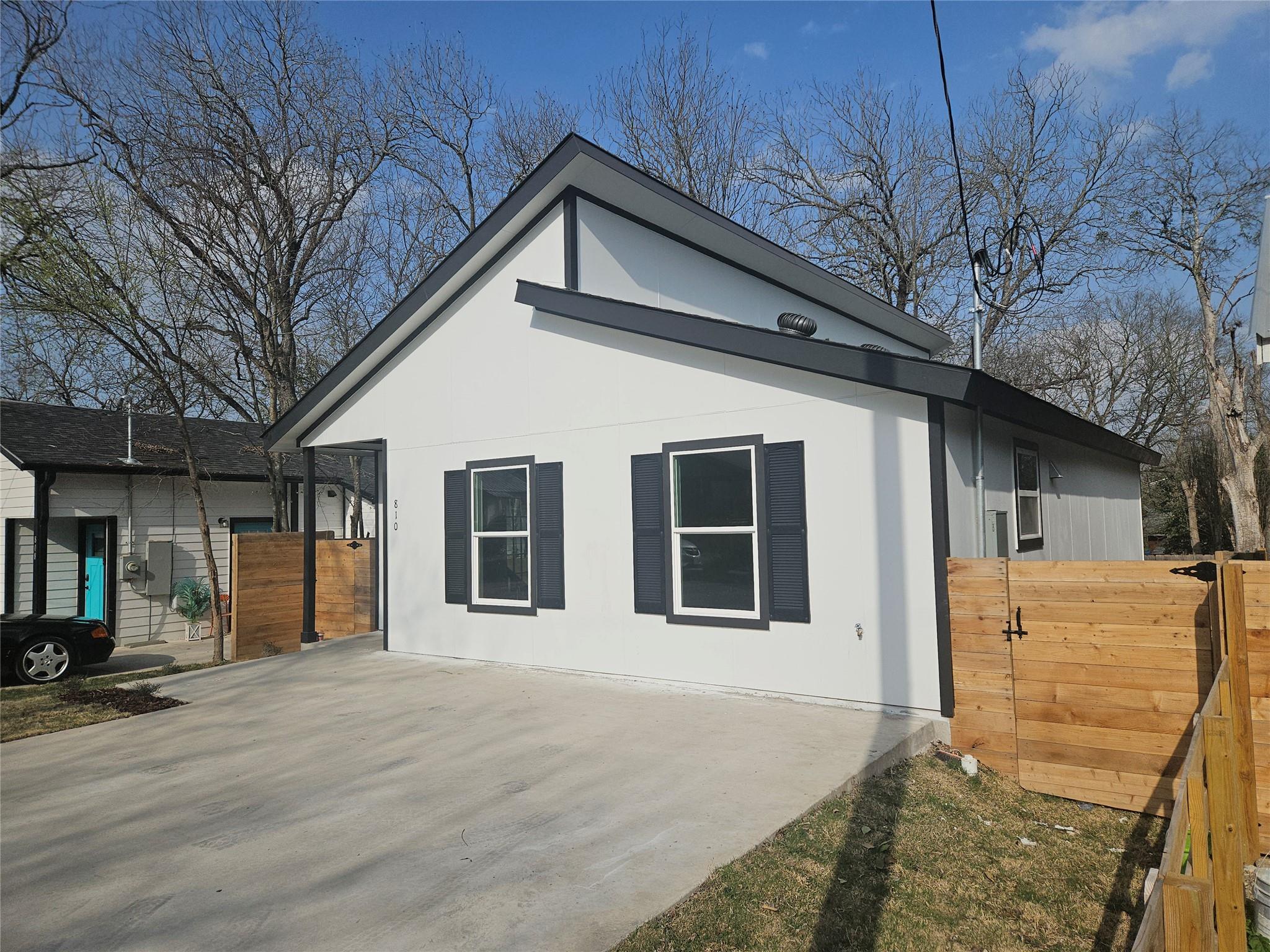 810 Mora St Property Photo