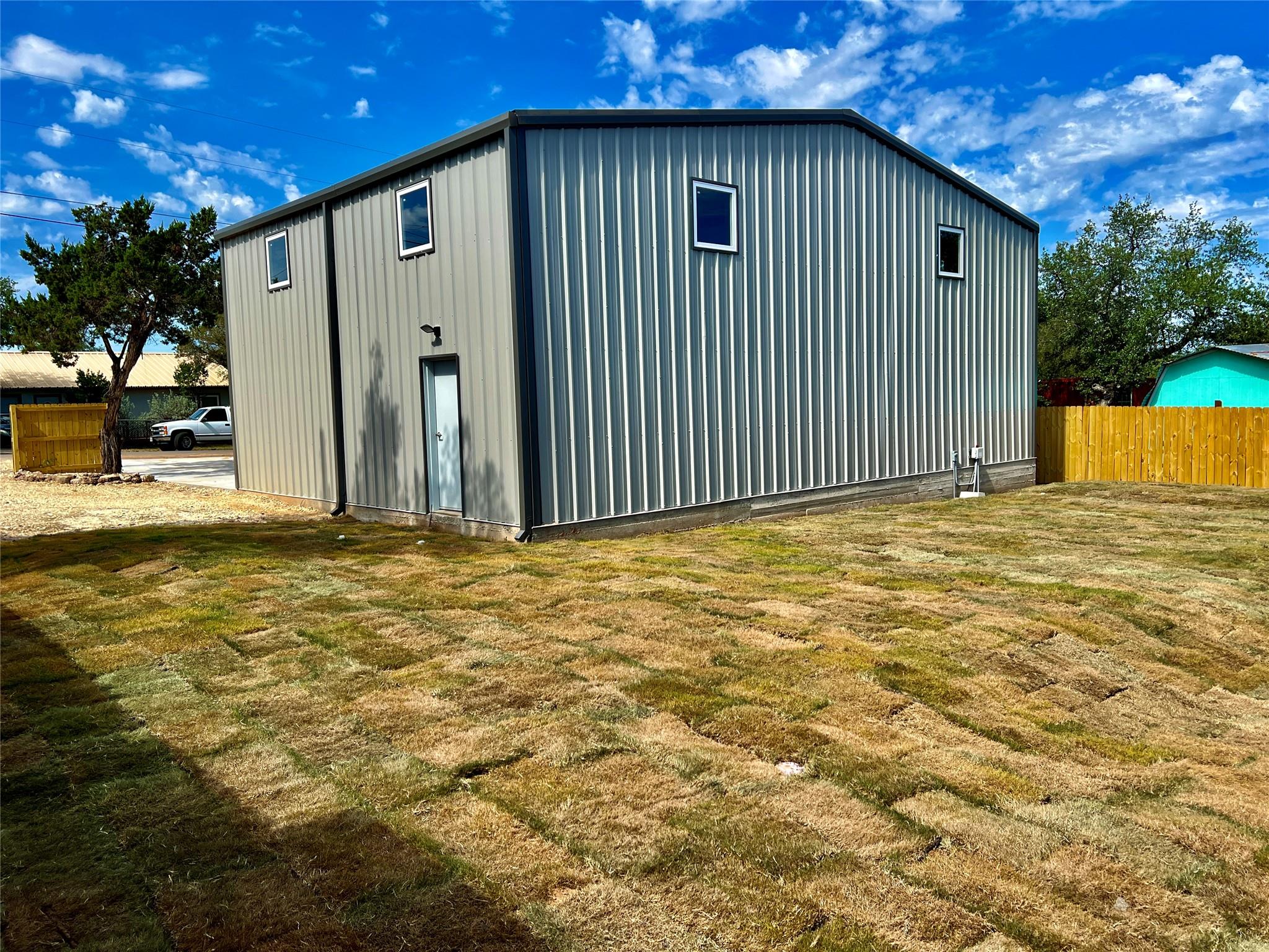 25102 Whitney Dr Property Photo 2