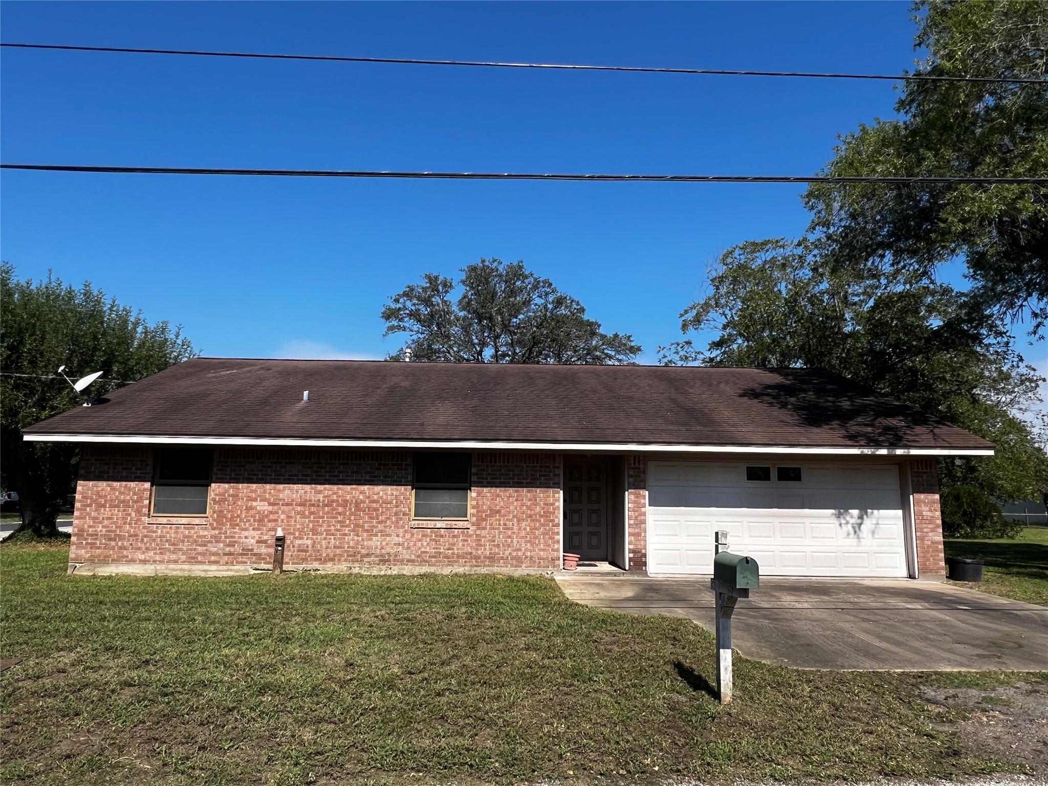 405 E Roitsch Ln Property Photo 1