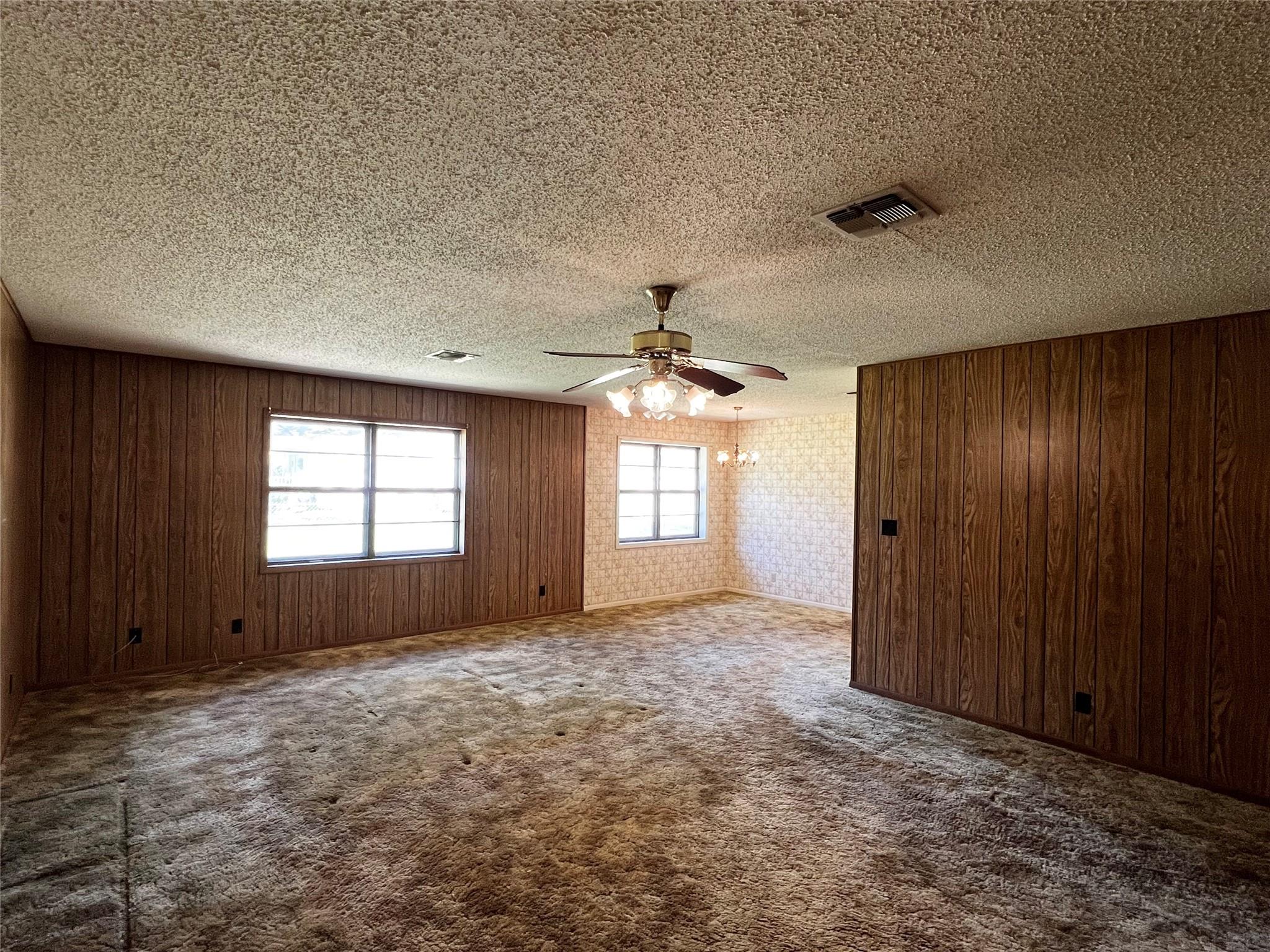 405 E Roitsch Ln Property Photo 4