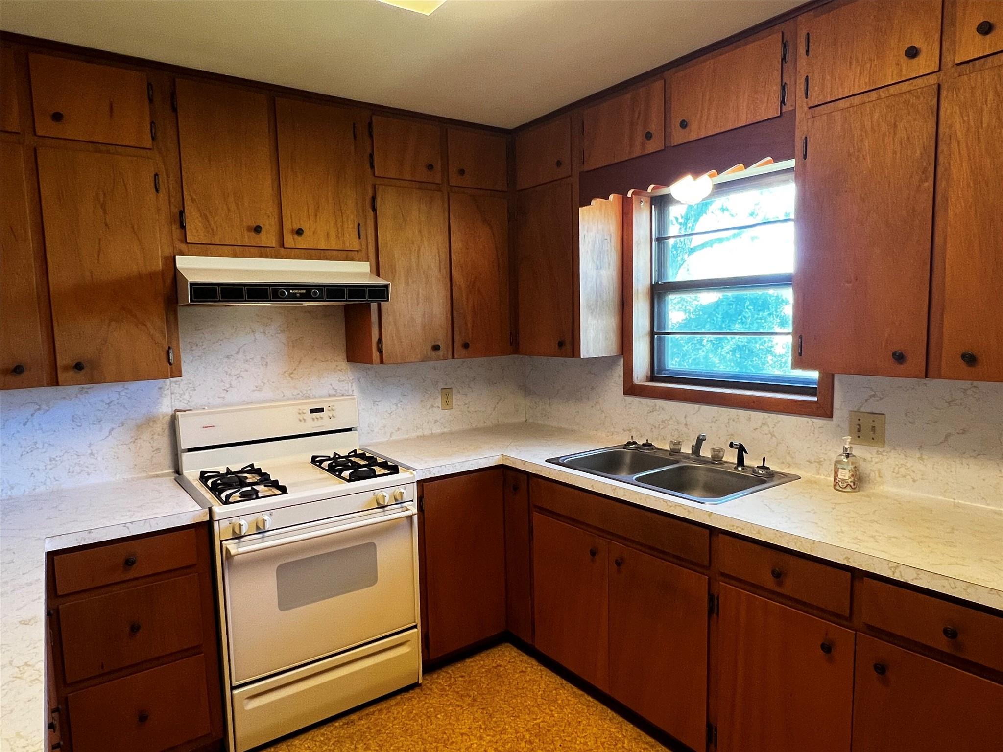 405 E Roitsch Ln Property Photo 6
