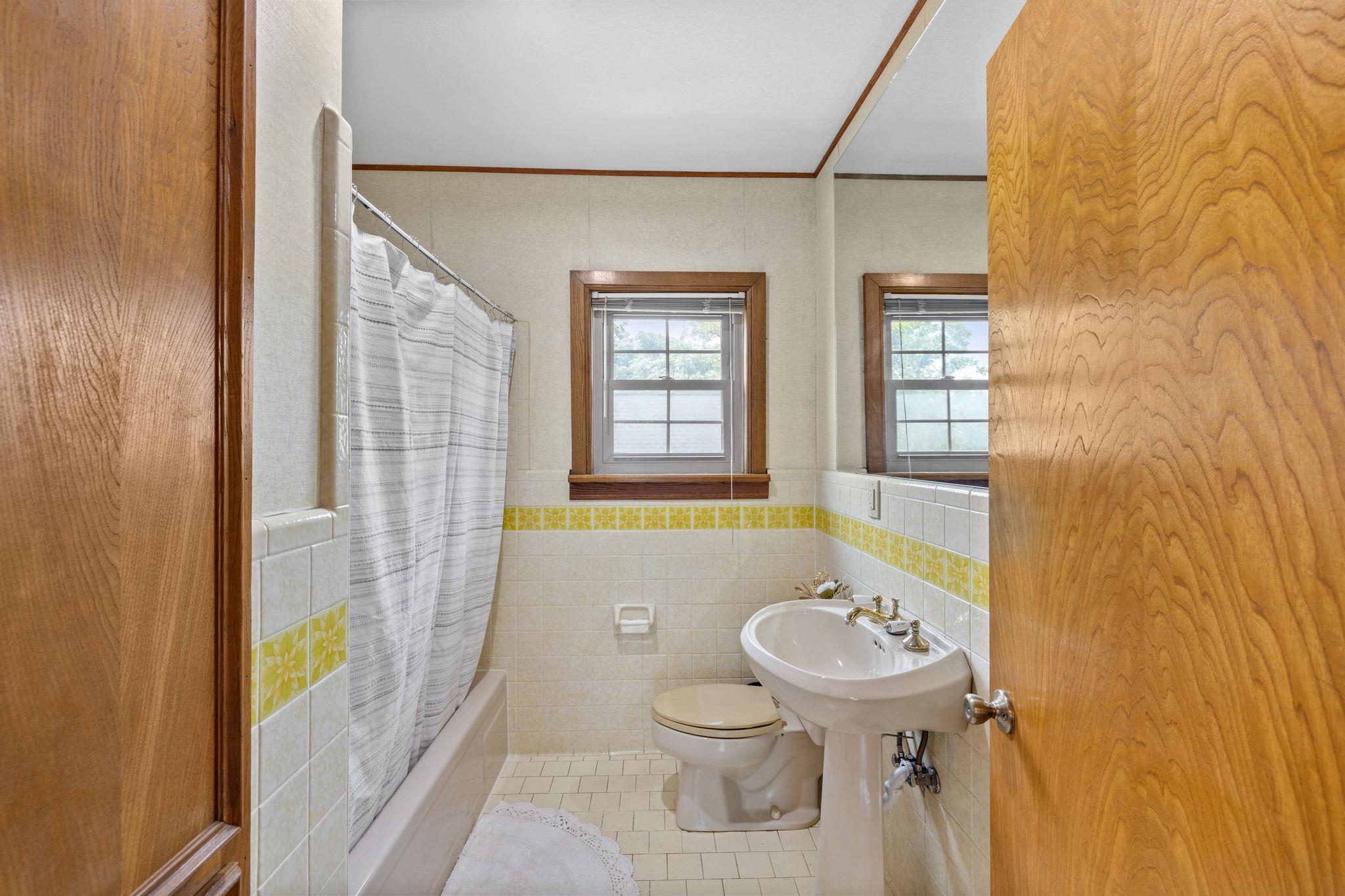 1013 E 38th 1/2 St Property Photo 28