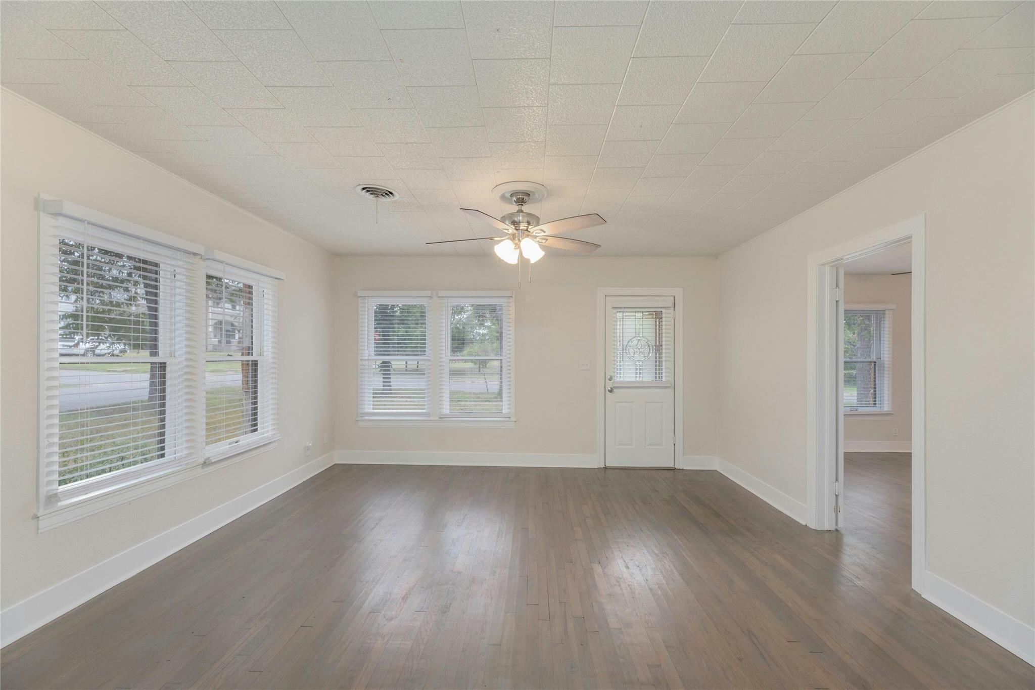 419 N Doak St Property Photo 6