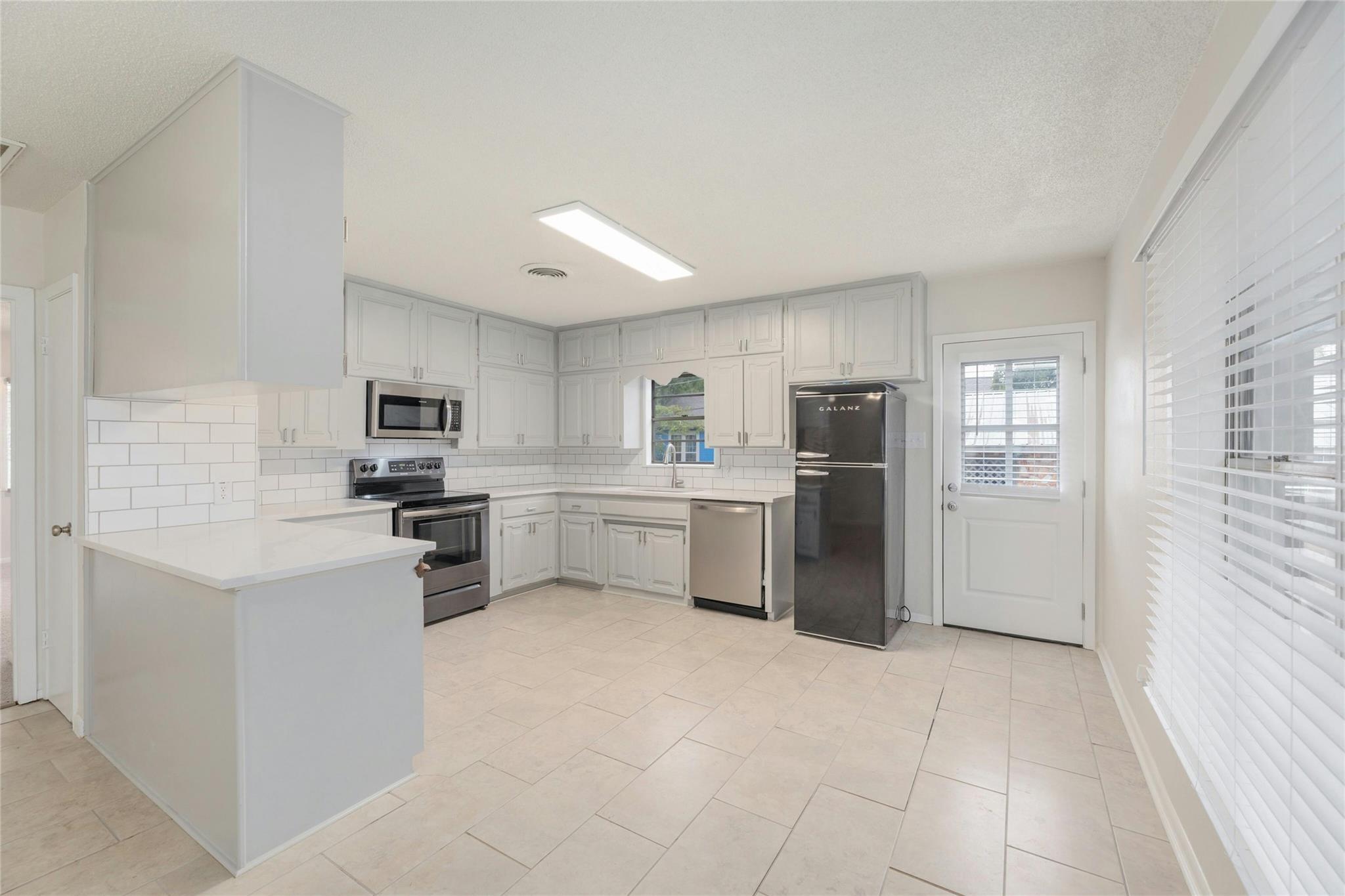419 N Doak St Property Photo 10