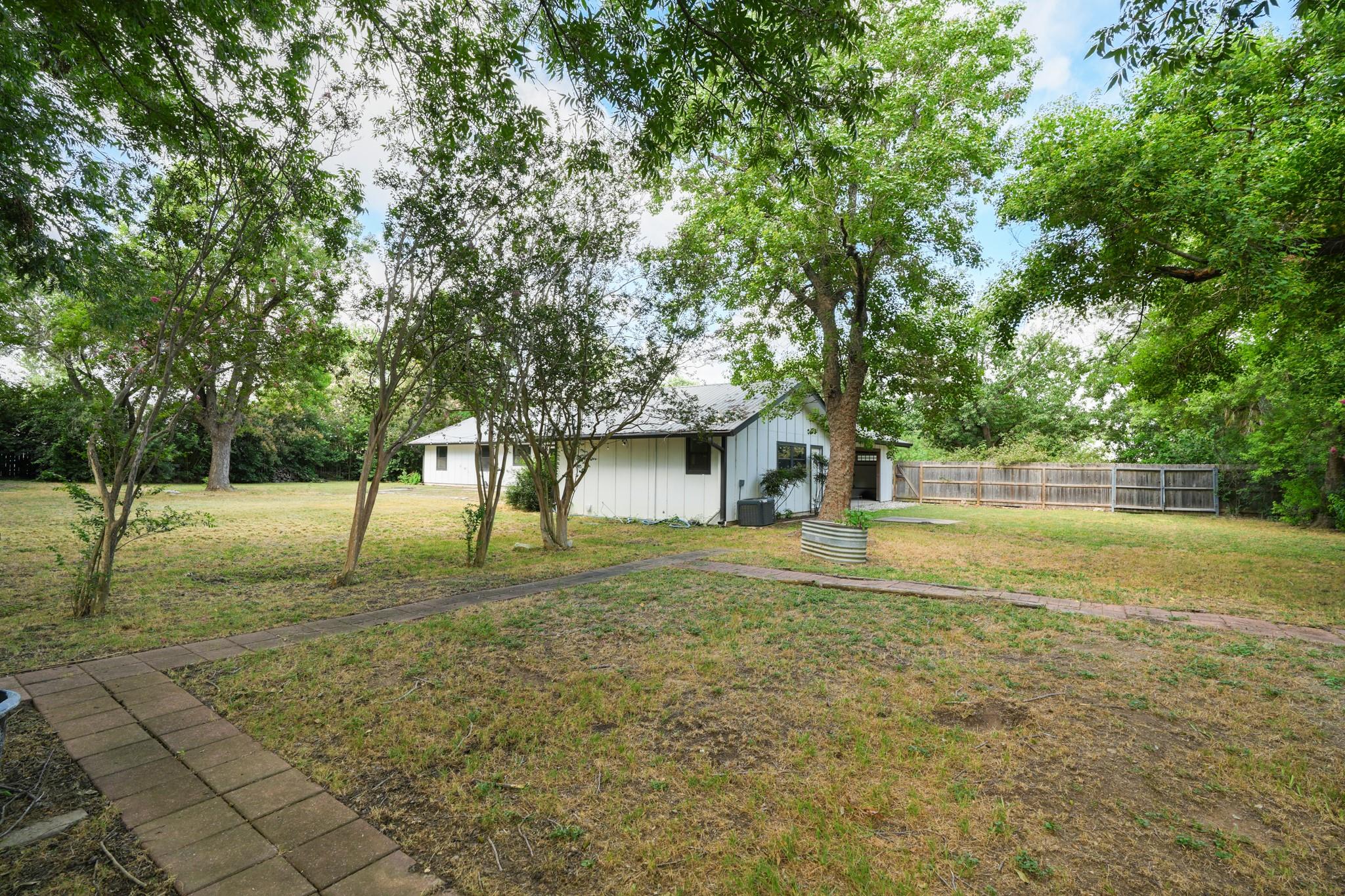 413 Sun Bonnet Dr Property Photo 2