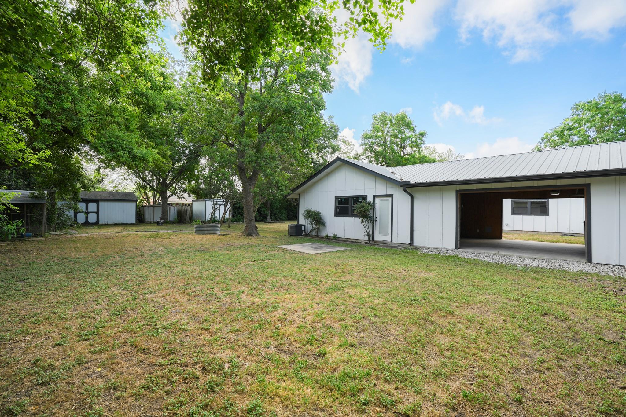 413 Sun Bonnet Dr Property Photo 3