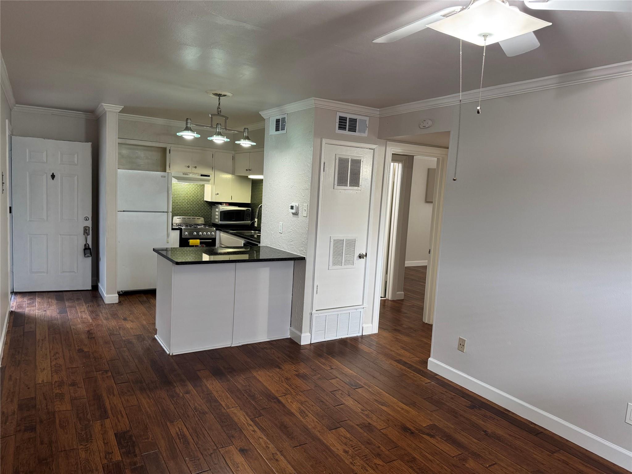 803 W 28th St #206 Property Photo 1