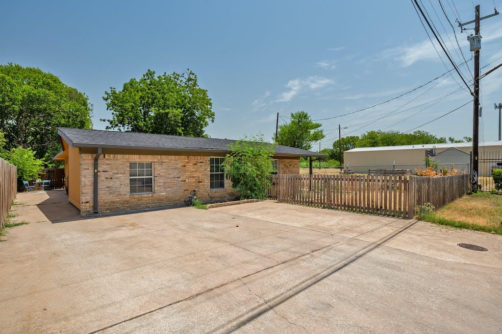1312 E 52nd St #b Property Photo 2