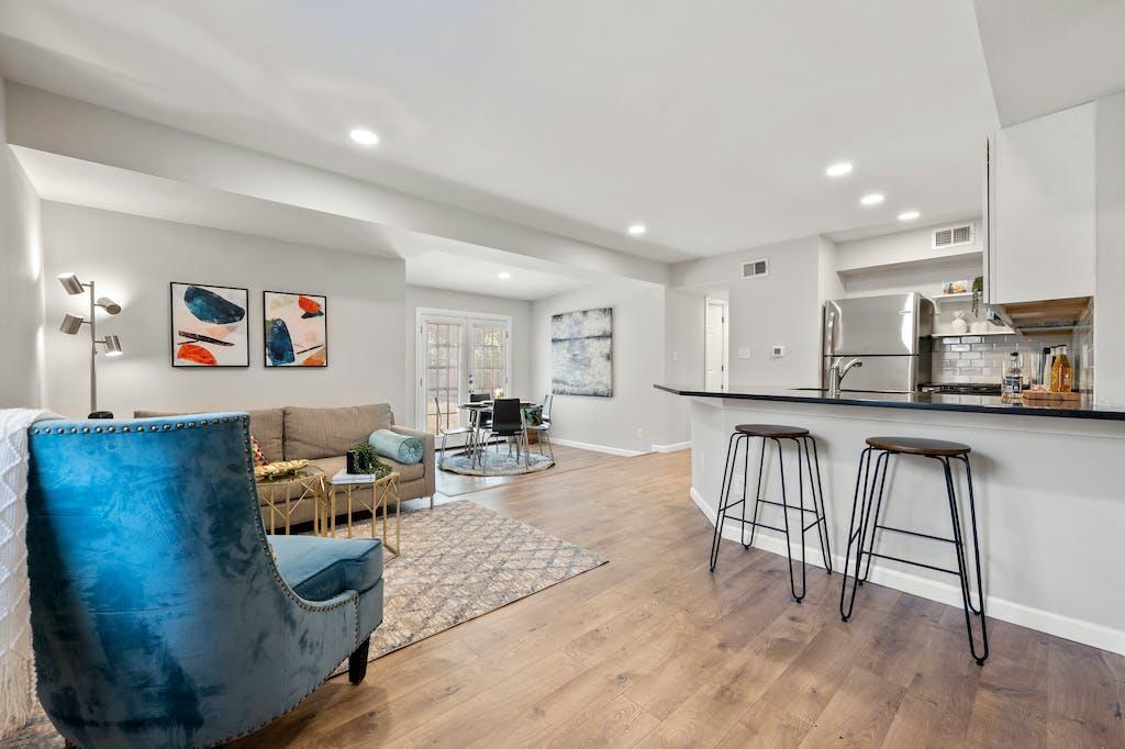 1312 E 52nd St #b Property Photo 3