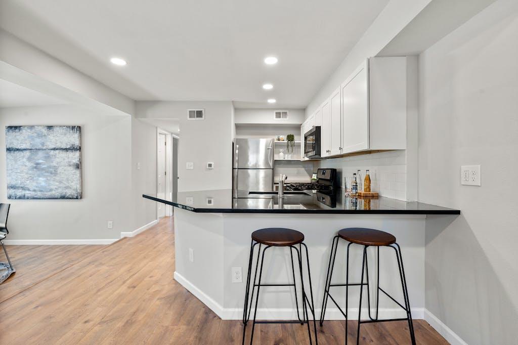1312 E 52nd St #b Property Photo 4