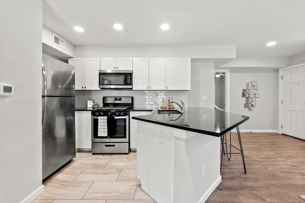 1312 E 52nd St #b Property Photo 5