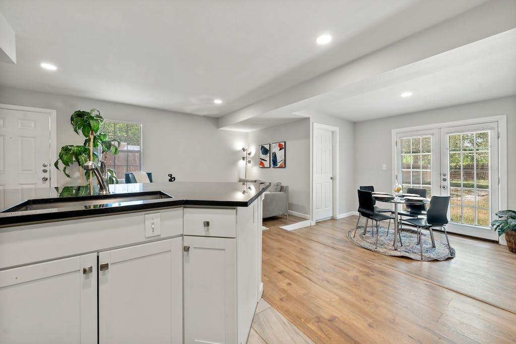 1312 E 52nd St #b Property Photo 6