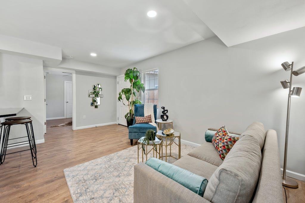 1312 E 52nd St #b Property Photo 8