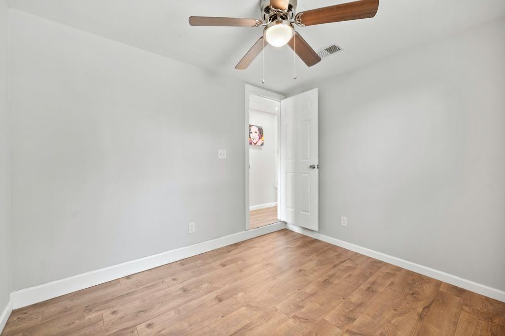 1312 E 52nd St #b Property Photo 14