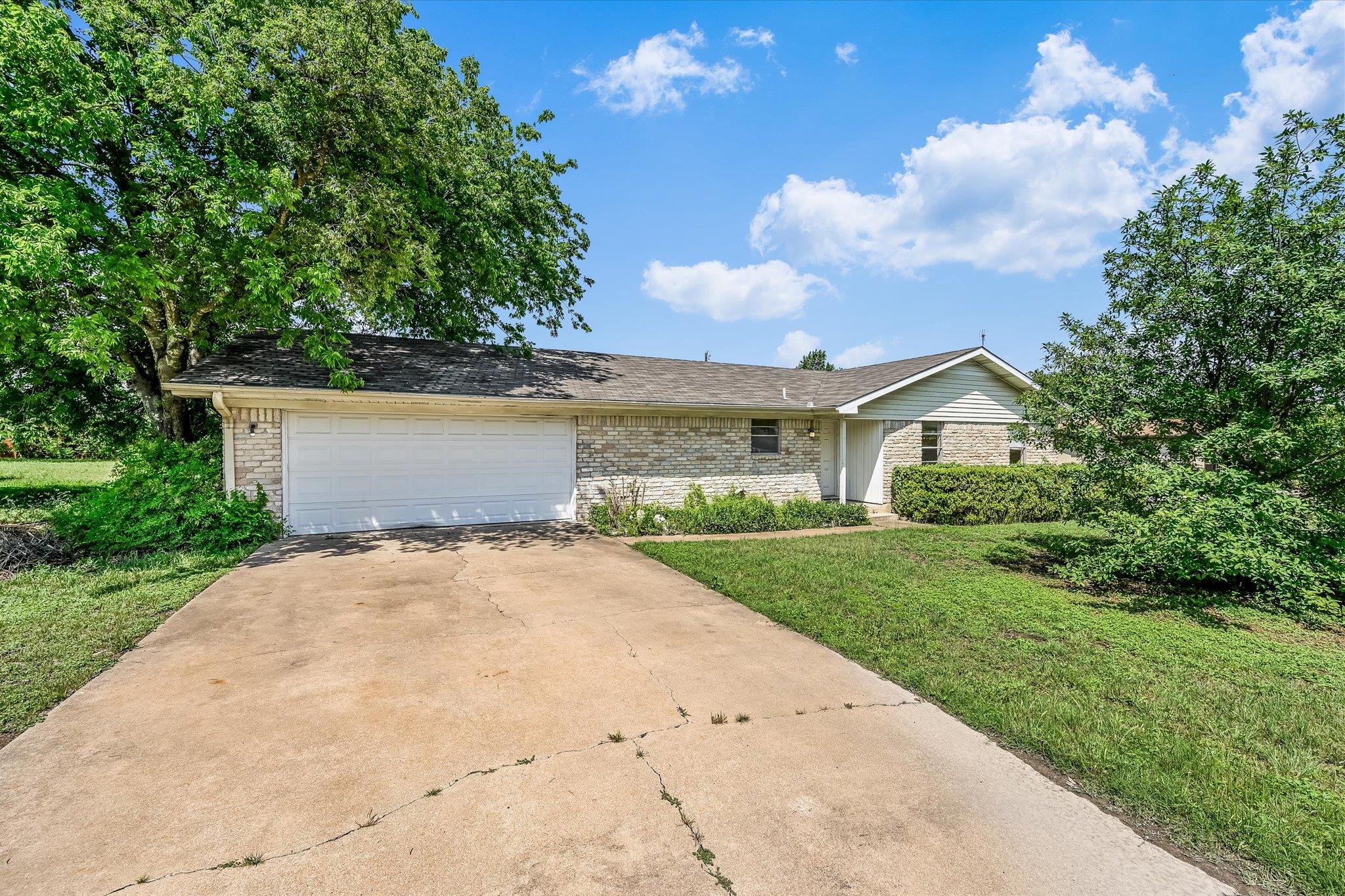 1404 Massengale St Property Photo
