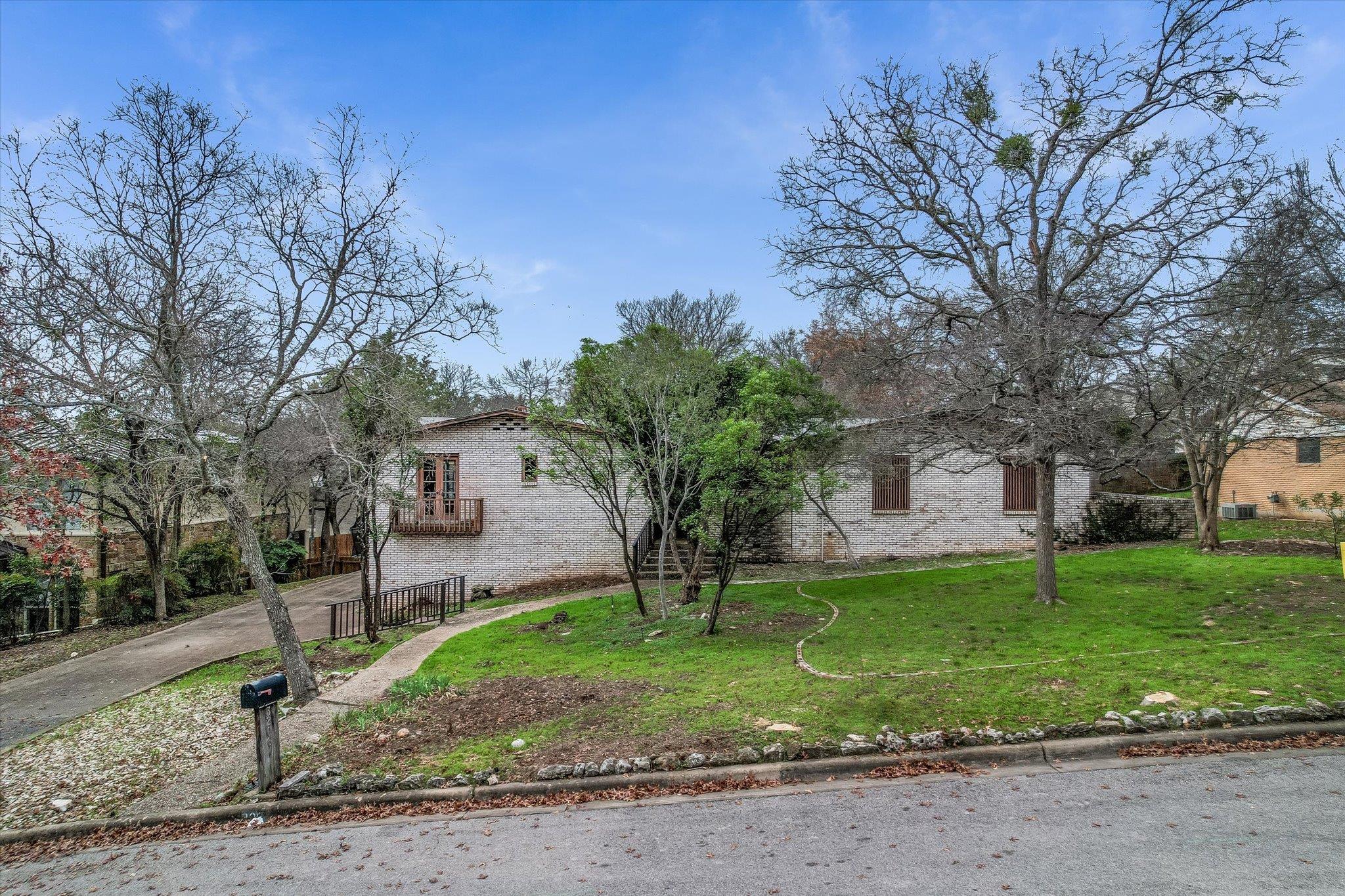 3206 Pickwick Ln Property Photo 6