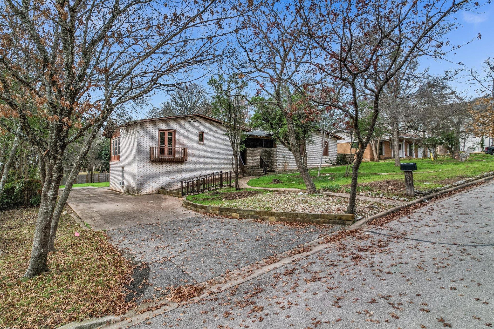 3206 Pickwick Ln Property Photo 7