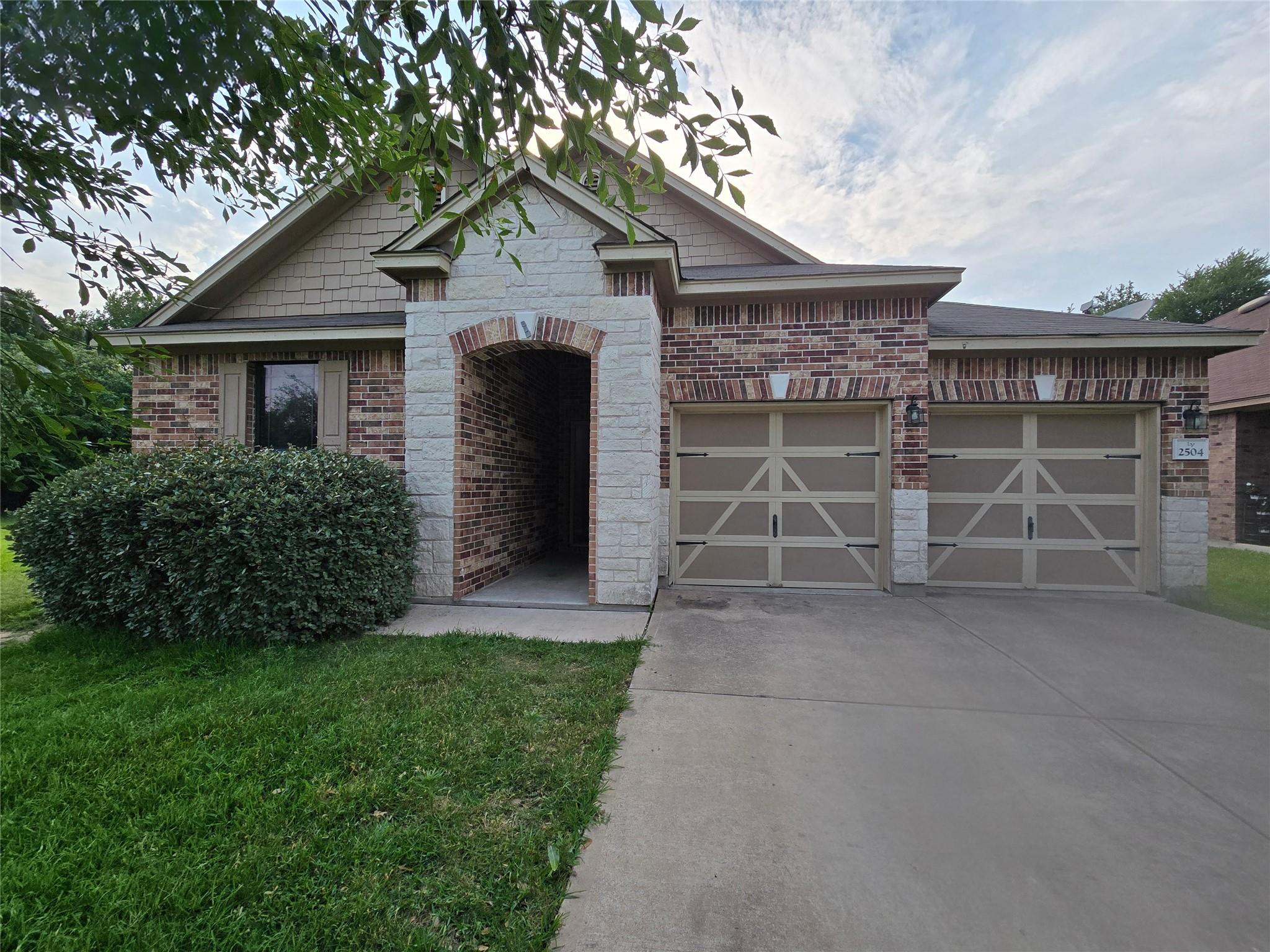 2504 Saint James PL Property Photo 1