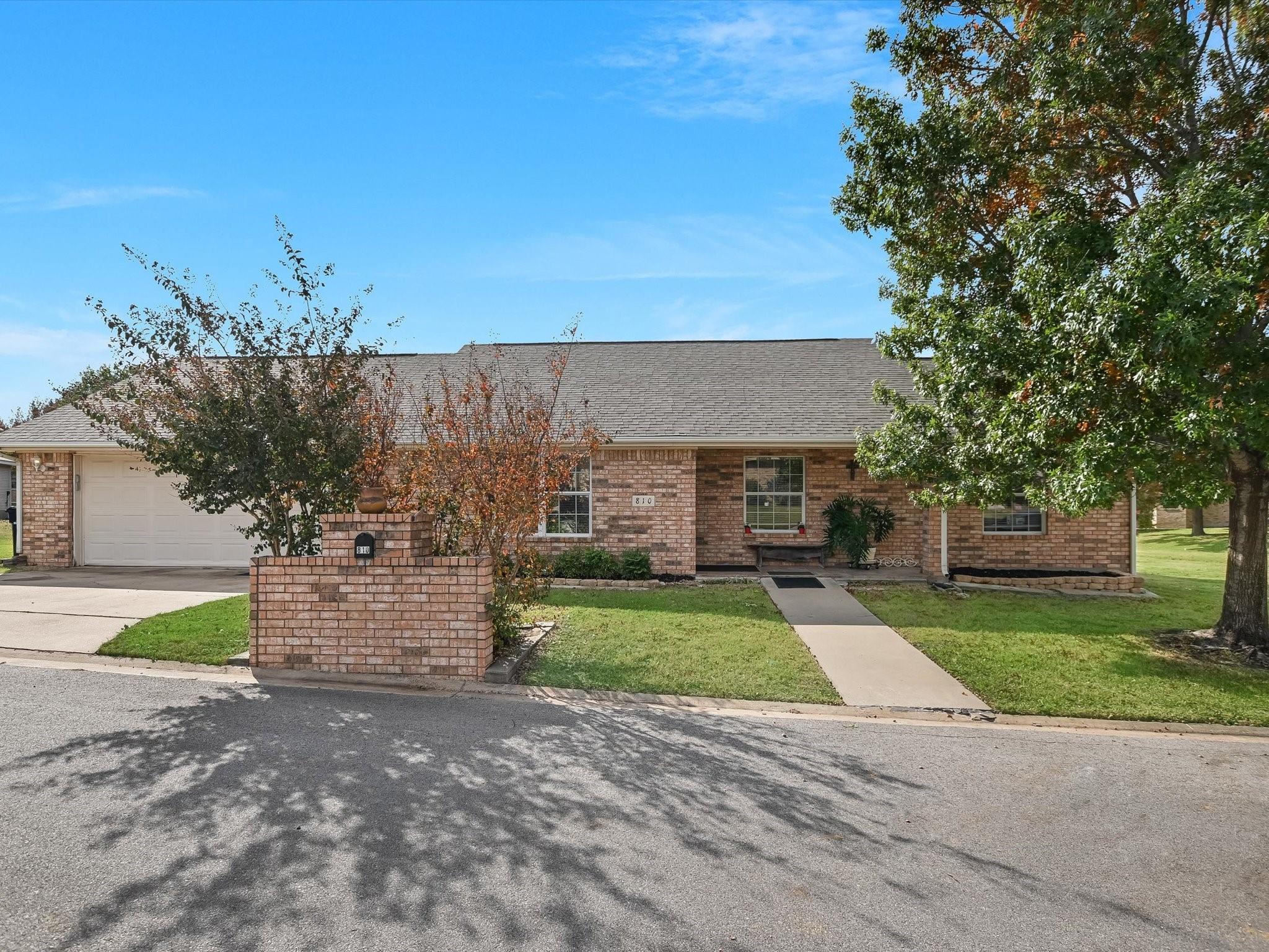 810 Cottonwood DR Property Photo 1