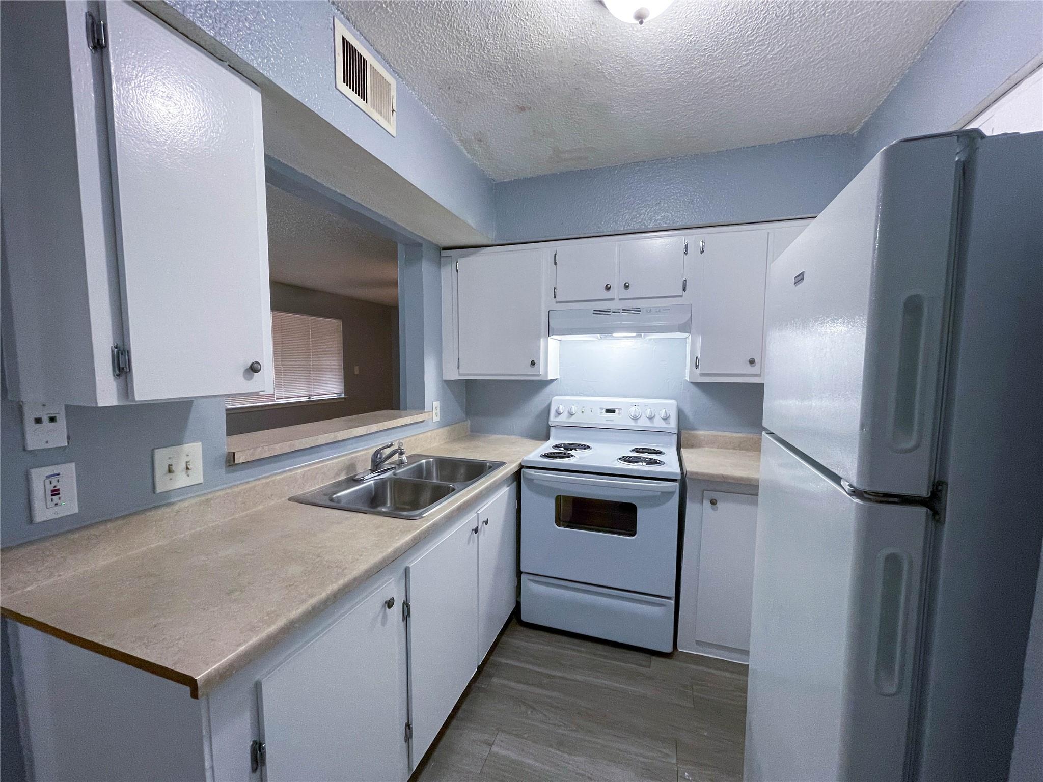 8907 Parkfield Dr #204 Property Photo 3