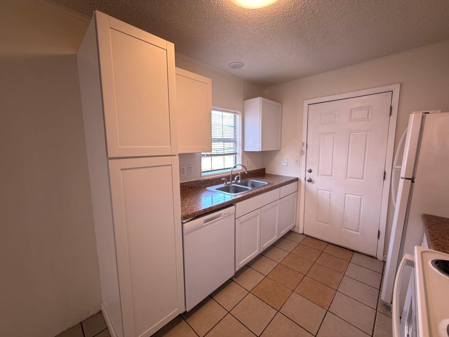 212 Aster St #a Property Photo 4