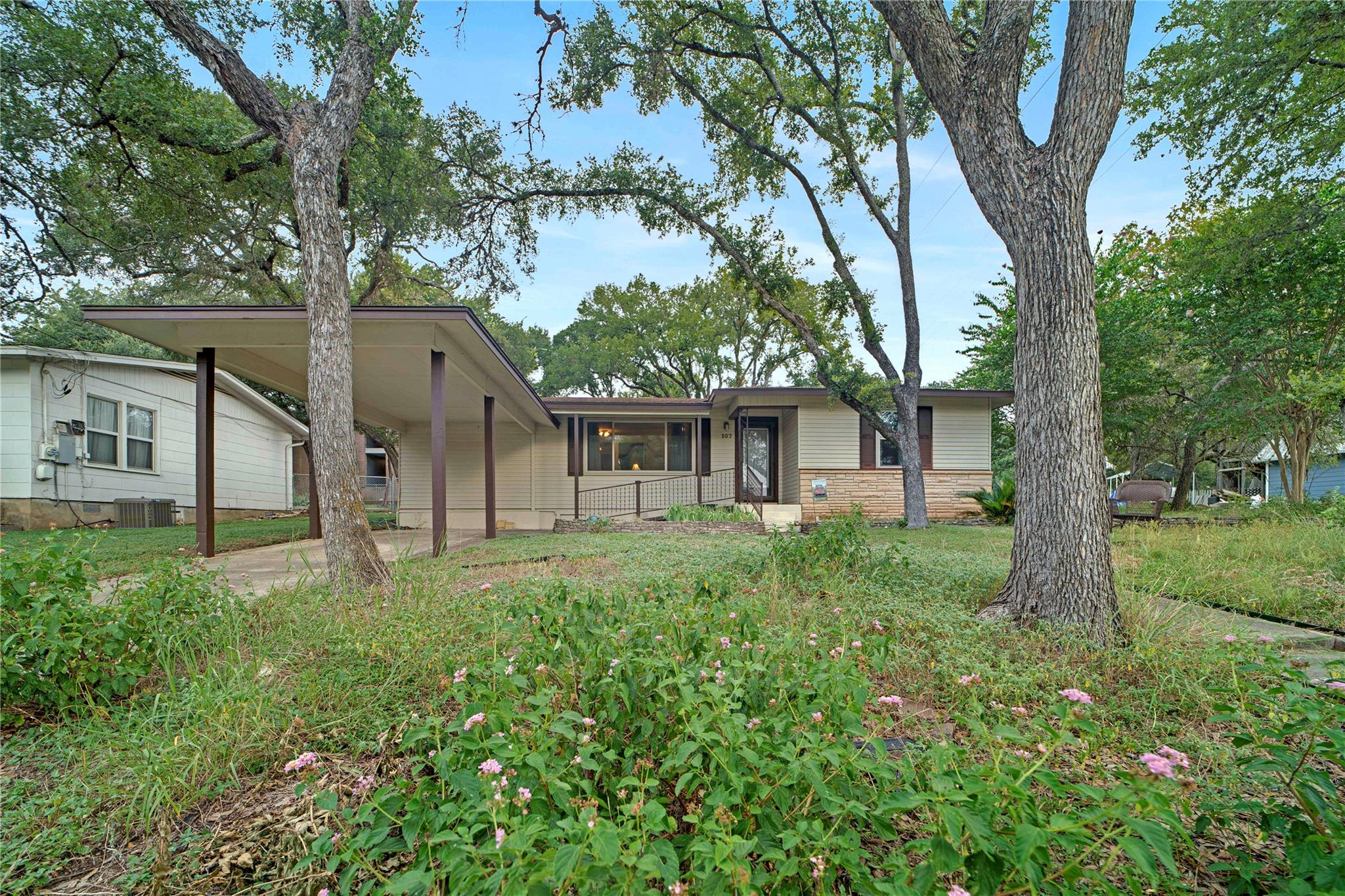 107 Mandalay Ln Property Photo 1
