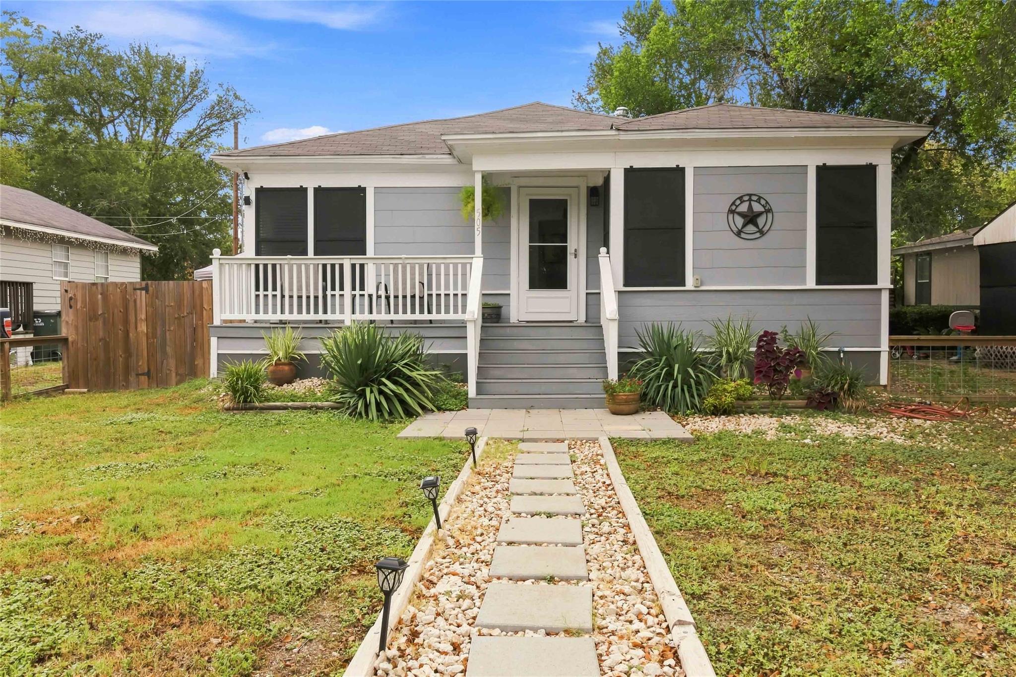 505 Lee St Property Photo 1