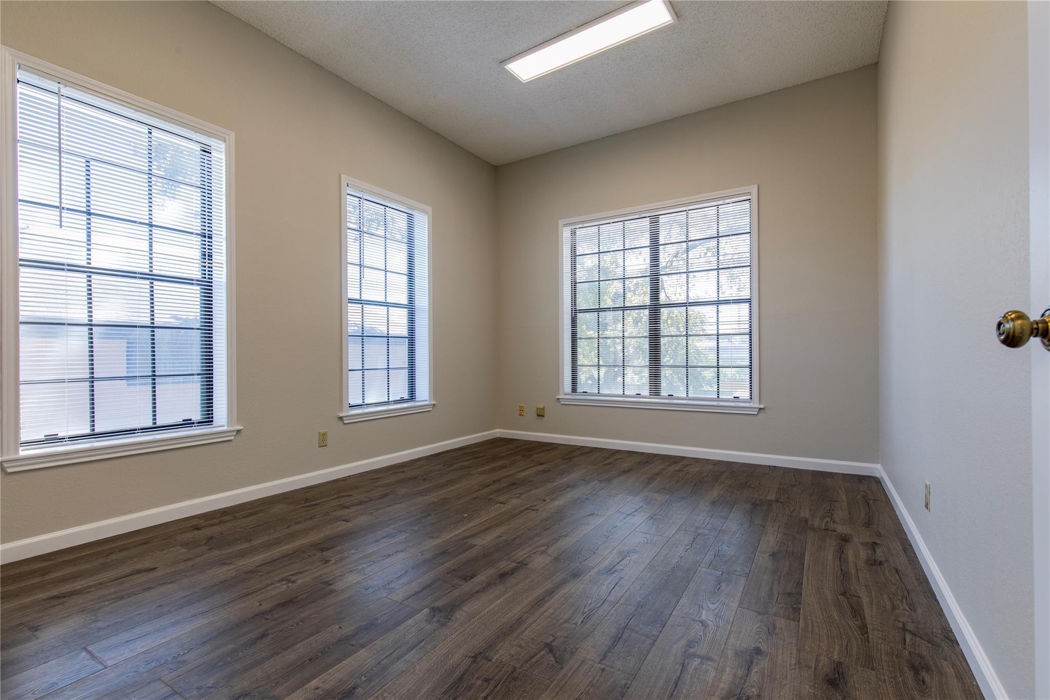 1823 Fortview Rd Property Photo 4